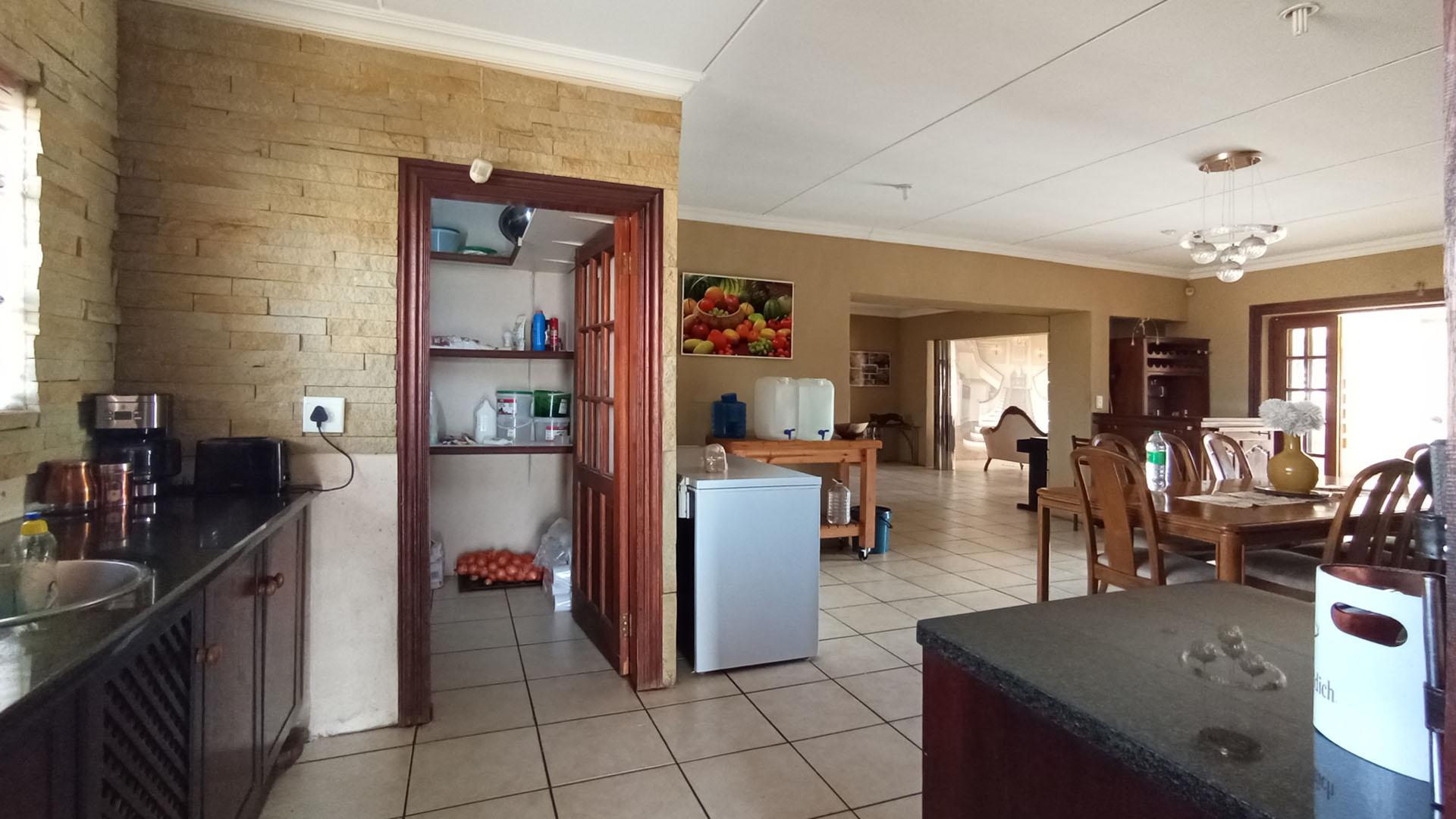 Kitchen - 22 square meters of property in Versterpark