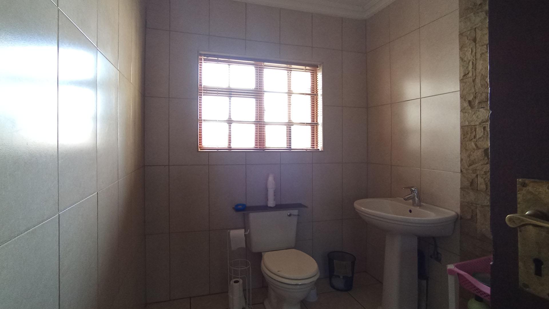 Bathroom 2 - 9 square meters of property in Versterpark