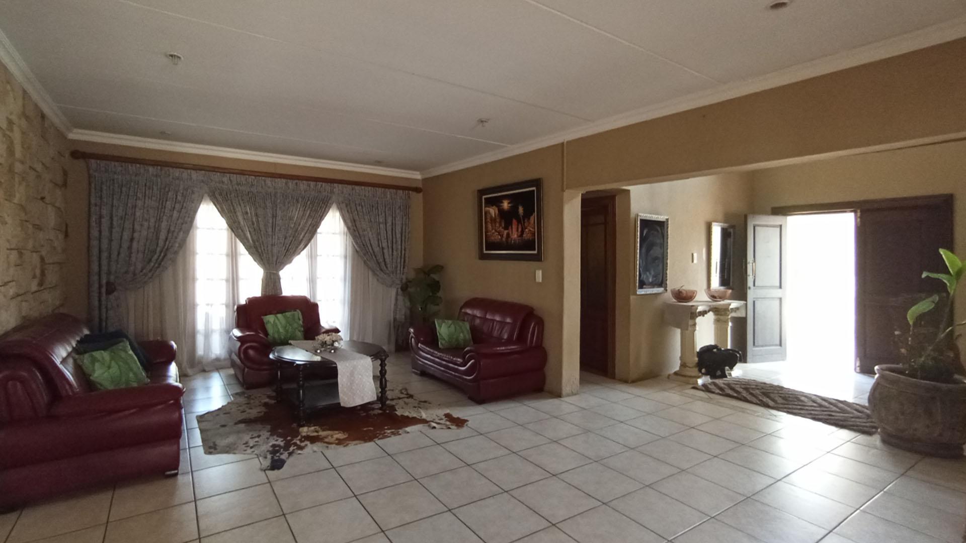 Lounges - 165 square meters of property in Versterpark