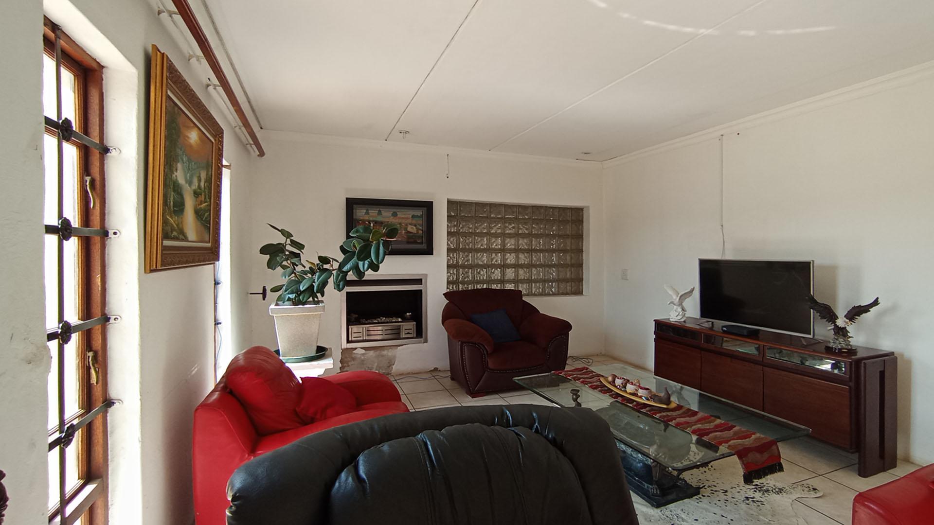 Lounges - 165 square meters of property in Versterpark