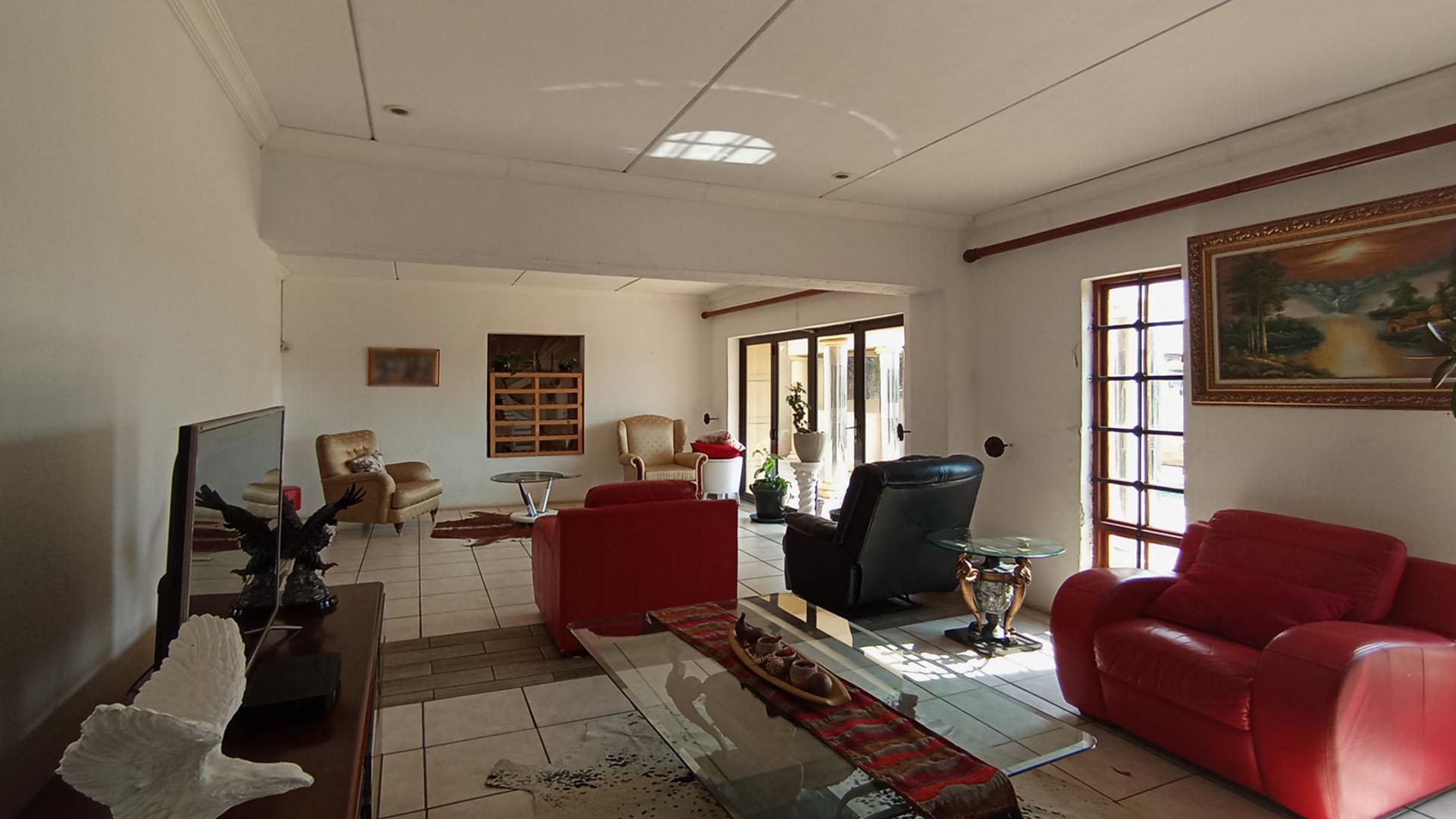 Lounges - 165 square meters of property in Versterpark