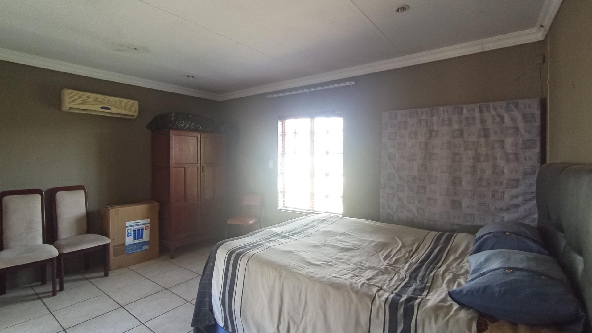 Bed Room 1 - 24 square meters of property in Versterpark