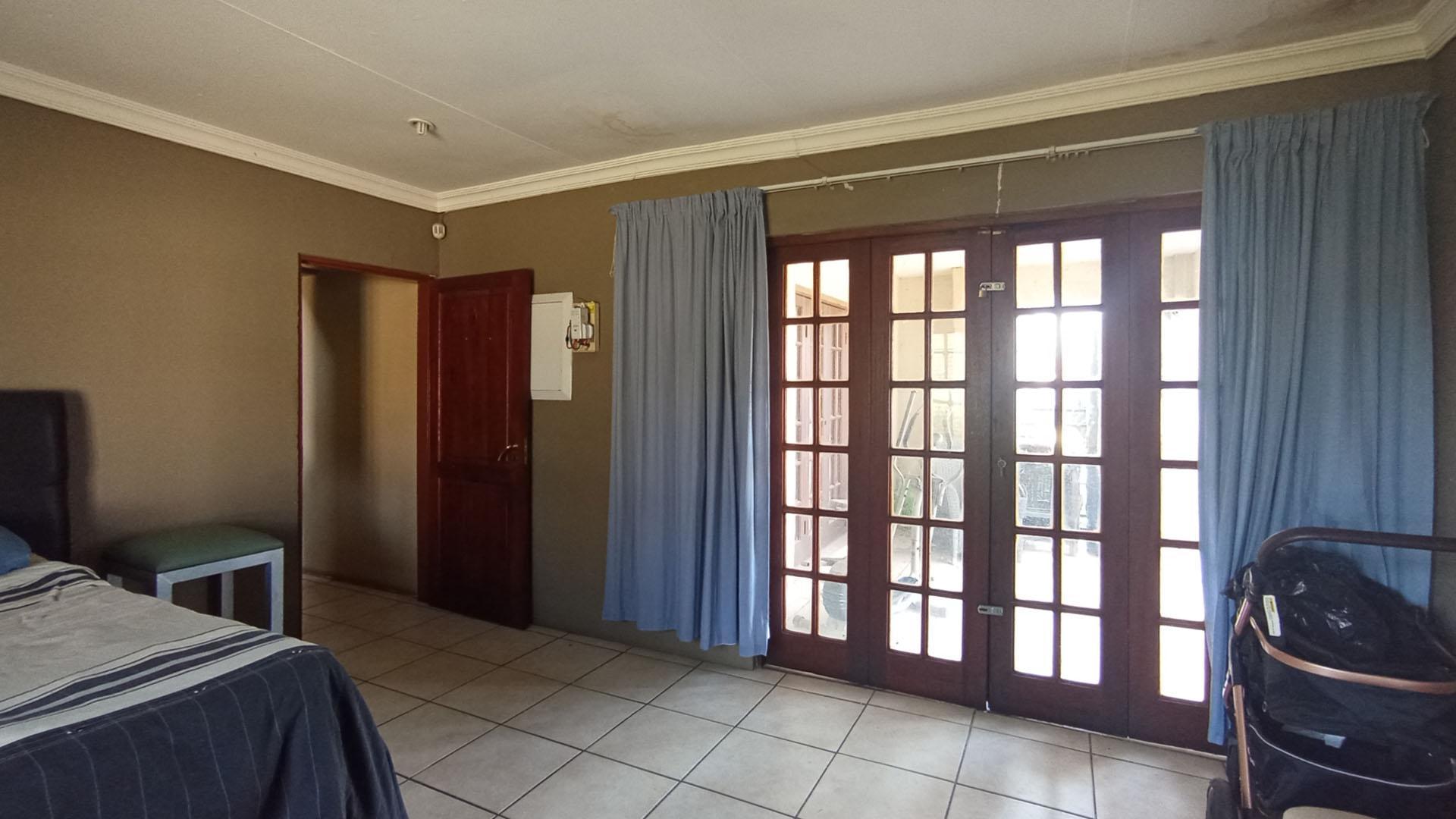 Bed Room 1 - 24 square meters of property in Versterpark