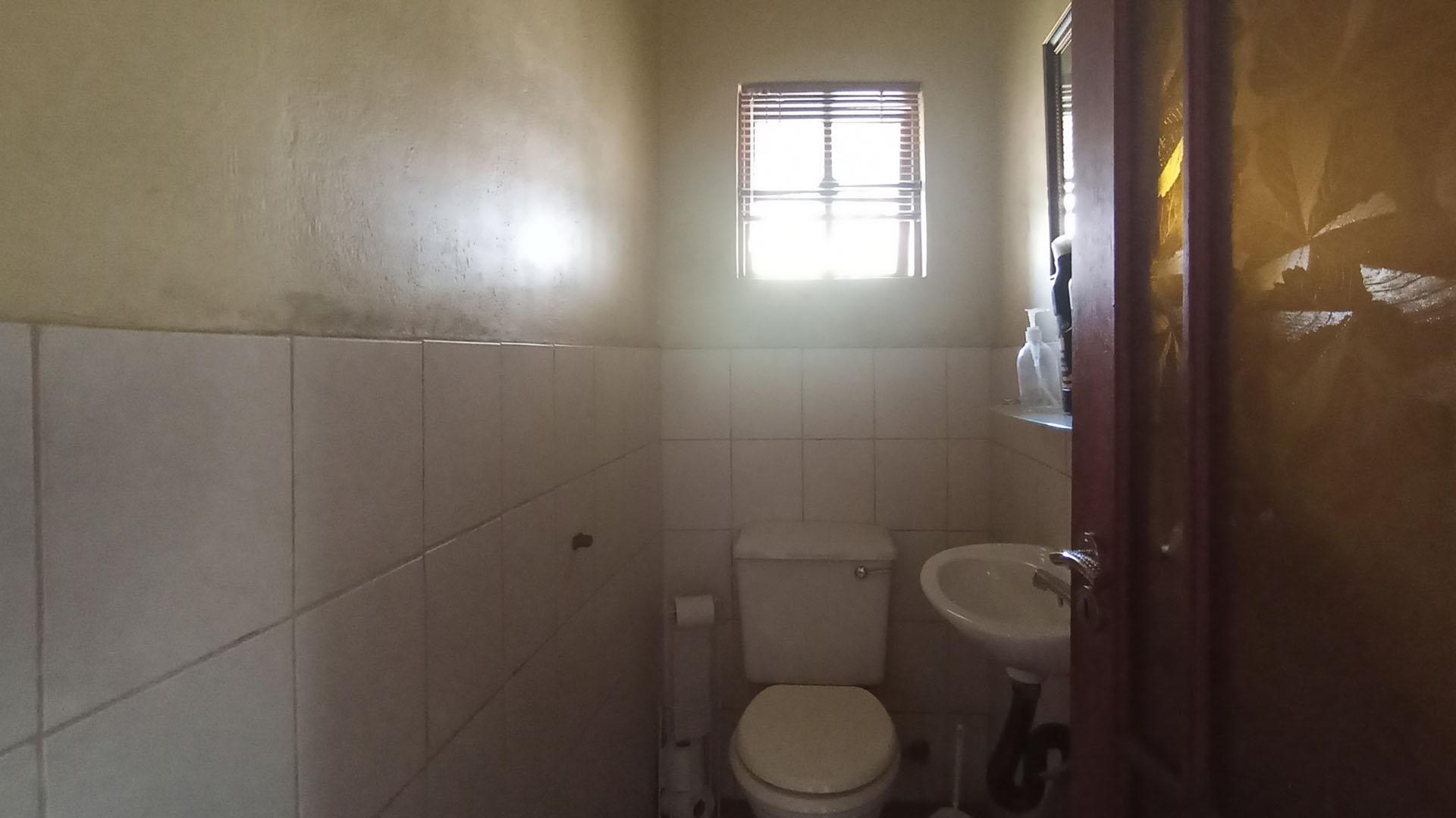 Bathroom 1 - 3 square meters of property in Versterpark