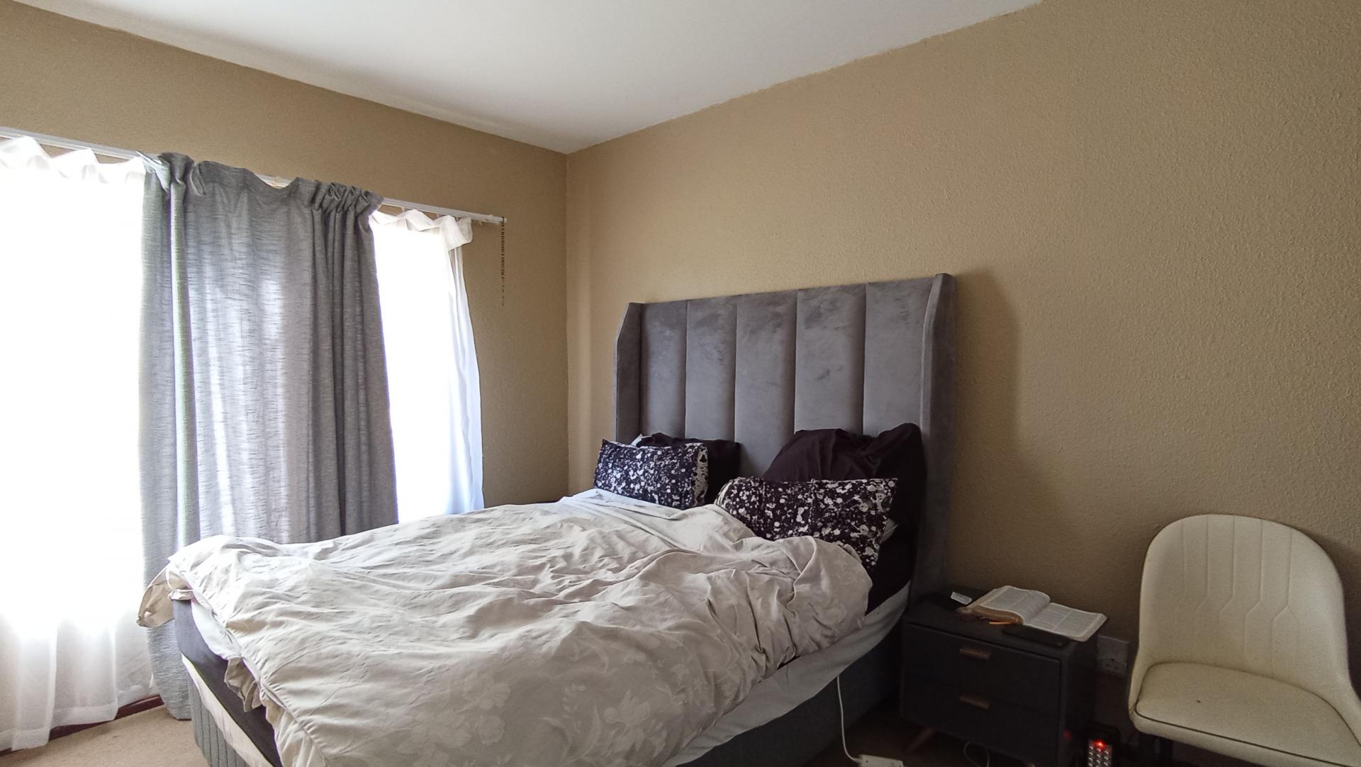 Bed Room 1 - 14 square meters of property in Willowbrook