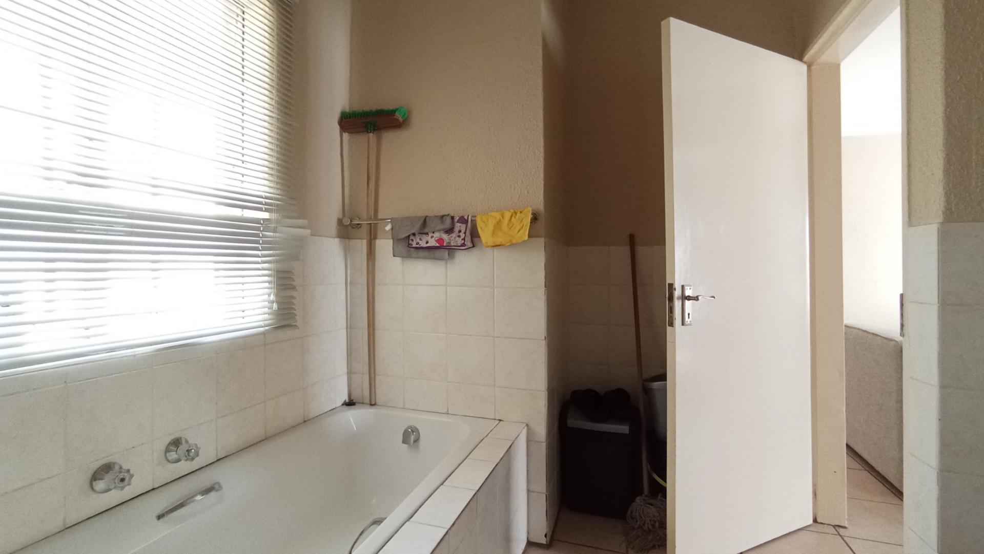 Bathroom 1 - 9 square meters of property in Willowbrook