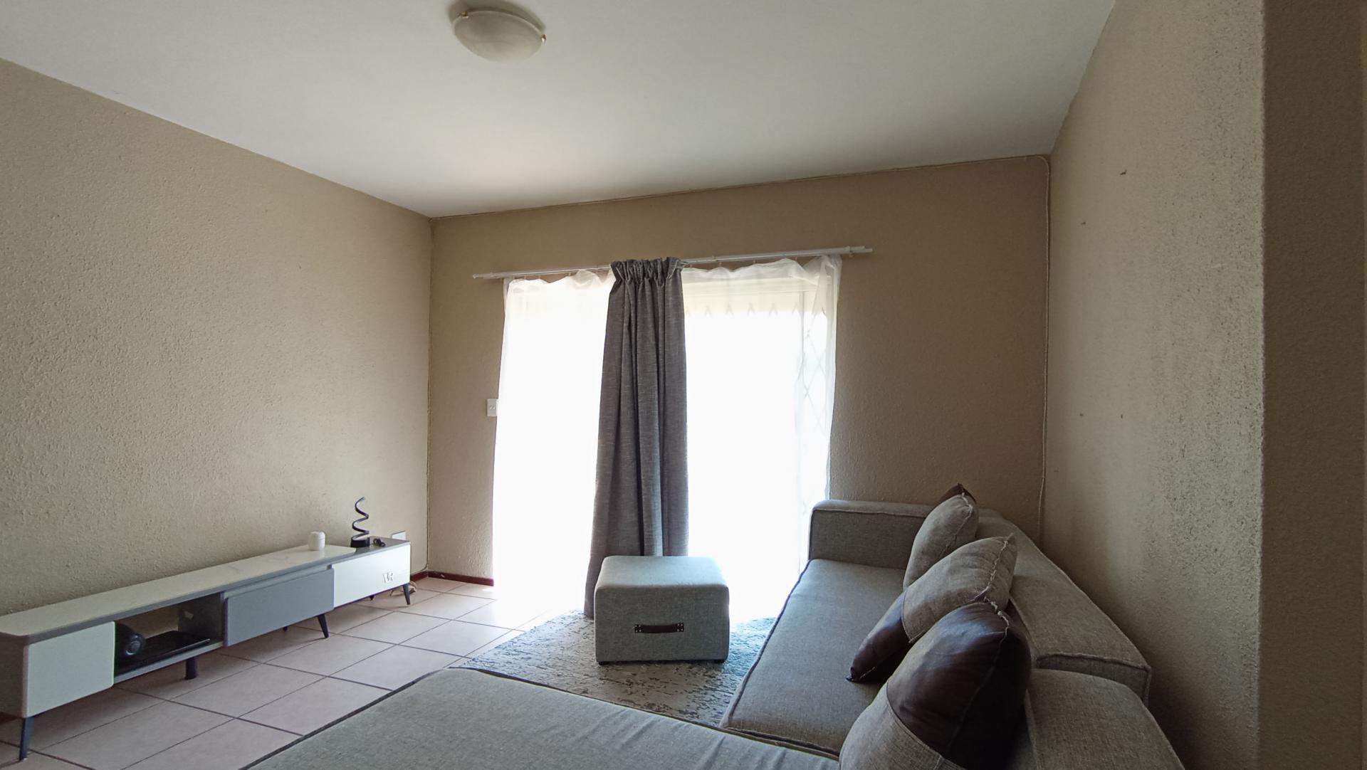 Lounges - 19 square meters of property in Willowbrook