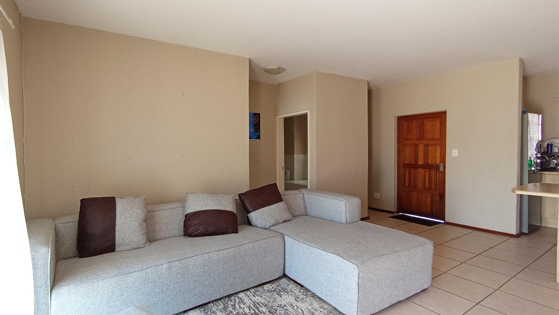 Lounges - 19 square meters of property in Willowbrook