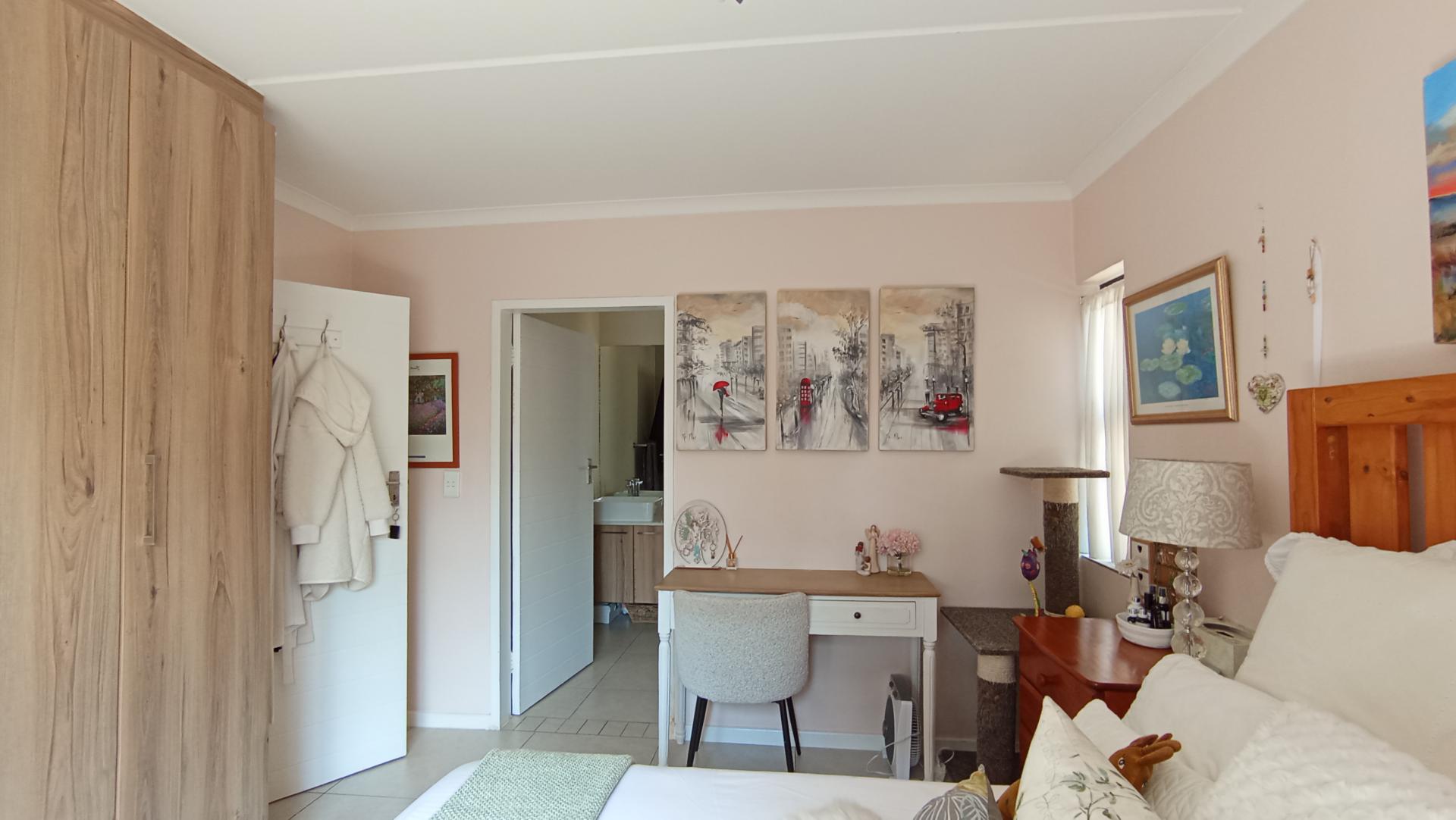 Main Bedroom - 14 square meters of property in Longlake 
