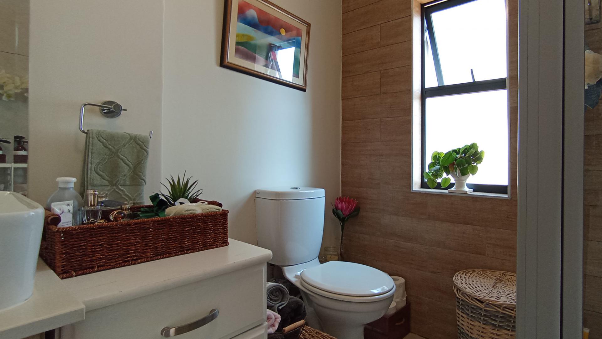 Main Bathroom - 6 square meters of property in Longlake 