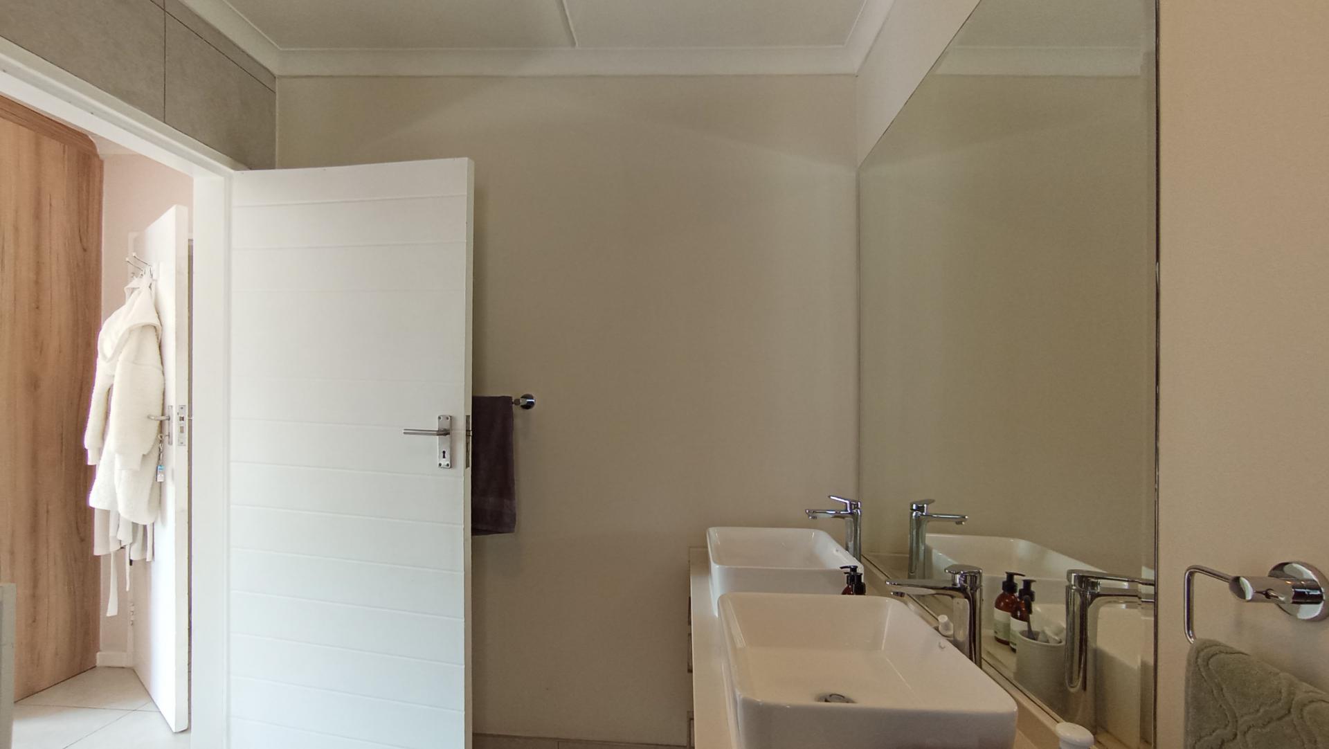 Main Bathroom - 6 square meters of property in Longlake 