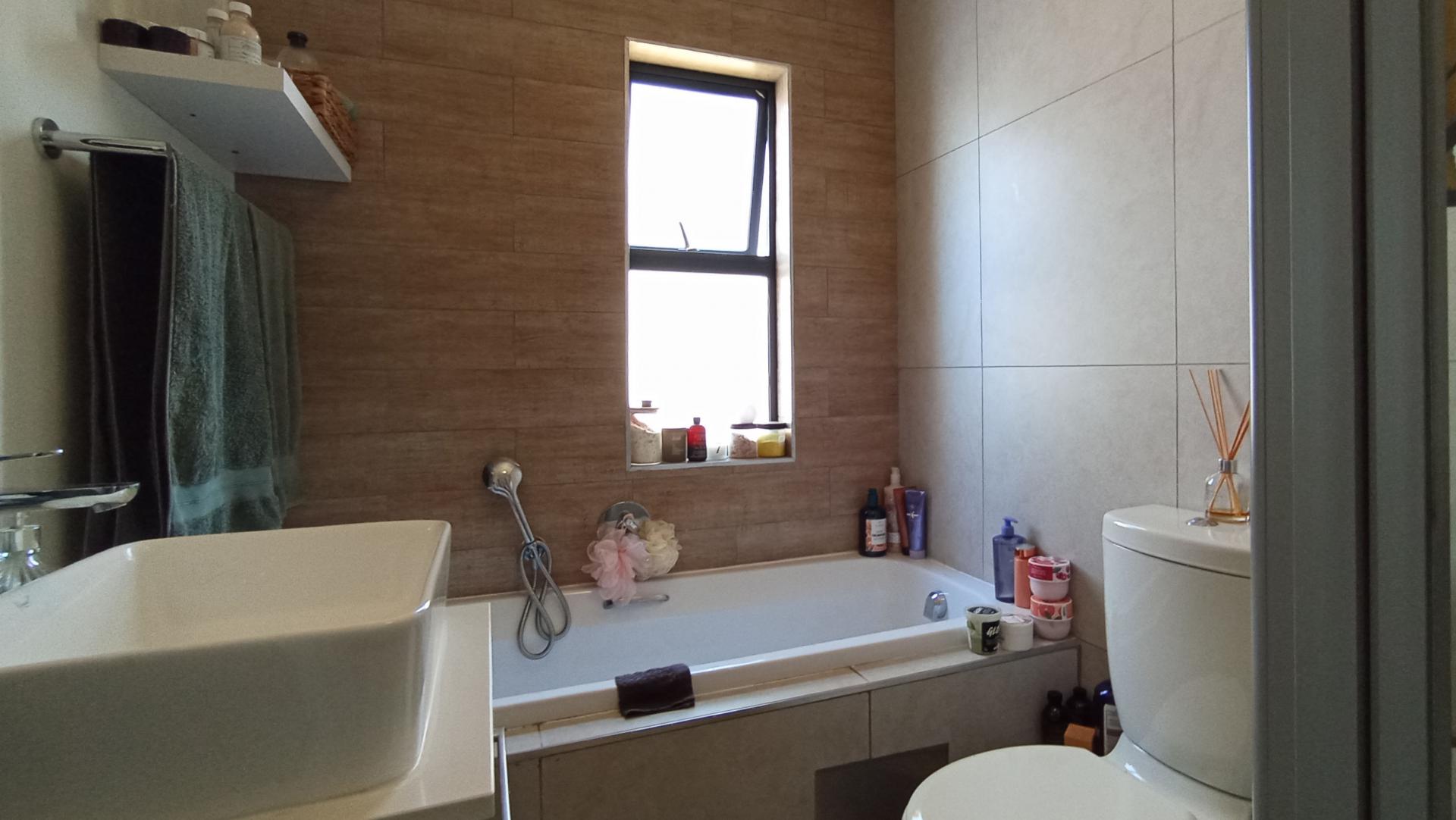 Bathroom 1 - 5 square meters of property in Longlake 