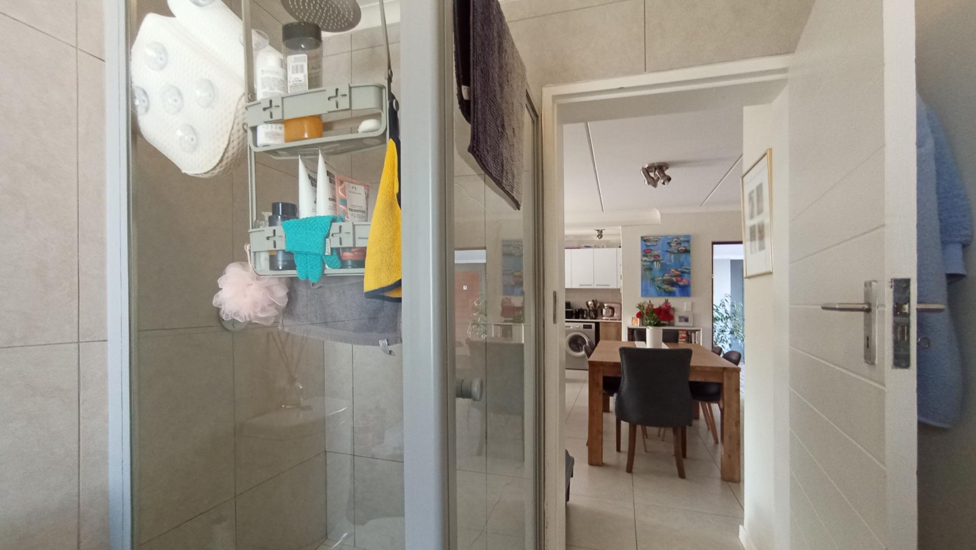 Bathroom 1 - 5 square meters of property in Longlake 