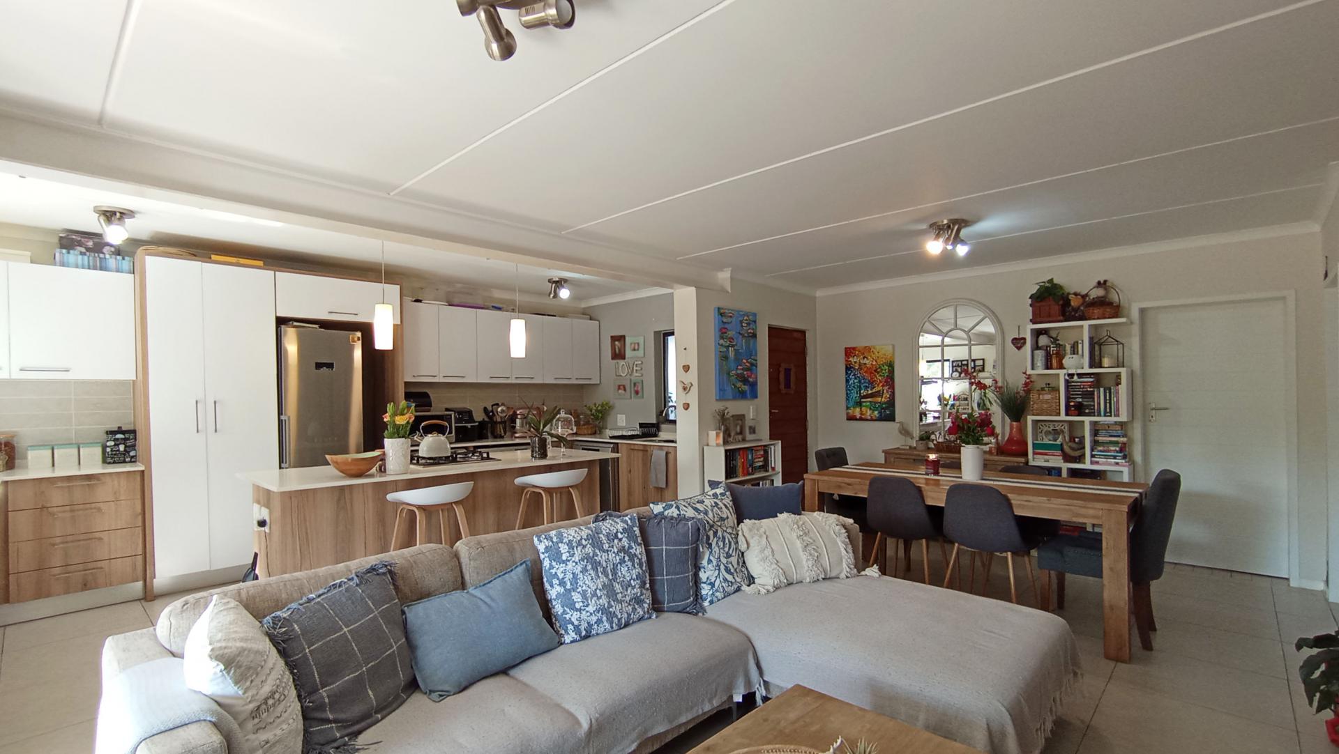 Lounges - 16 square meters of property in Longlake 