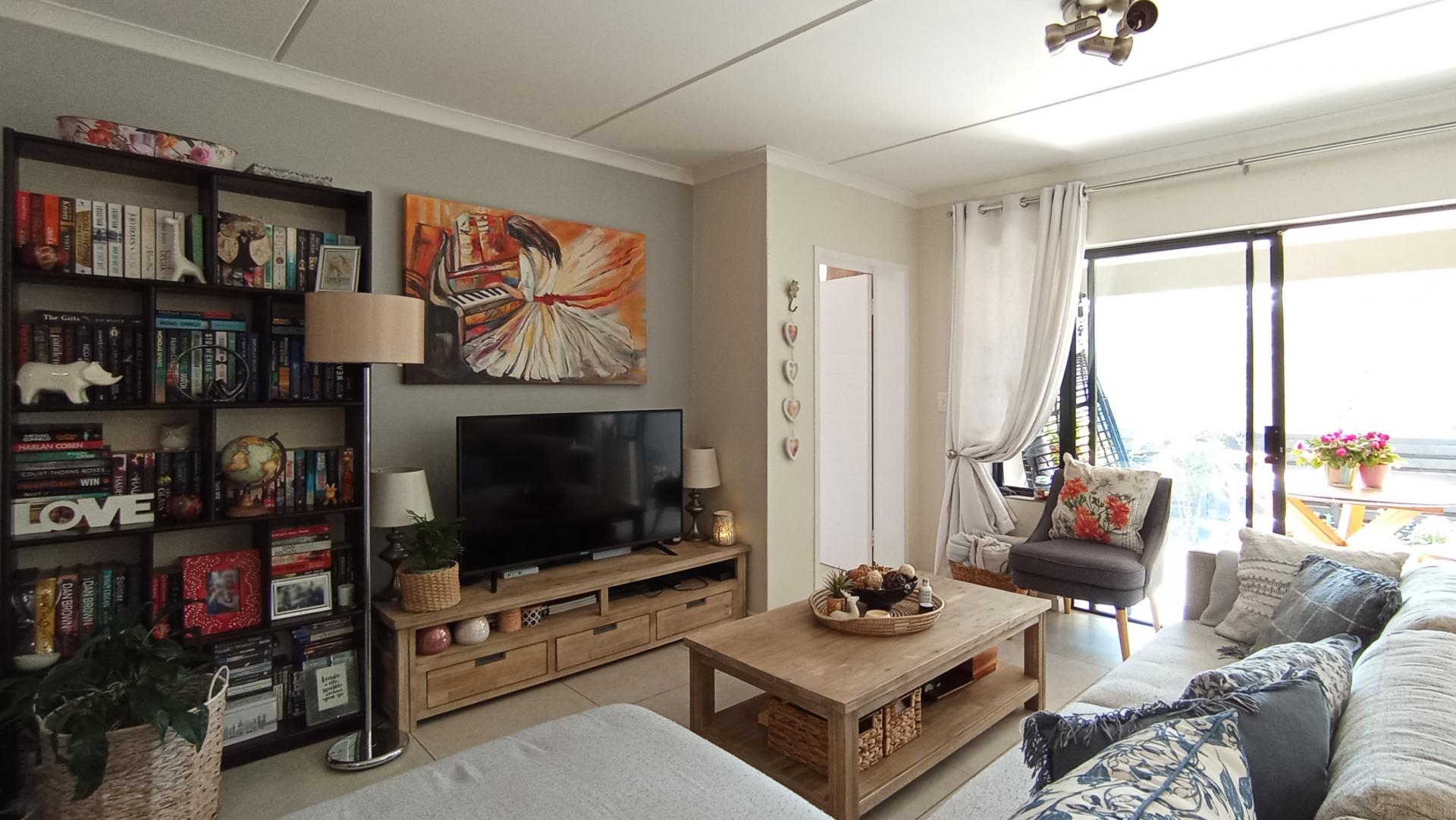 Lounges - 16 square meters of property in Longlake 