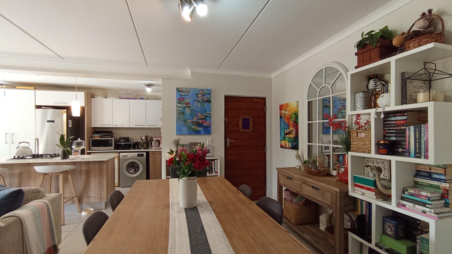 Dining Room - 14 square meters of property in Longlake 