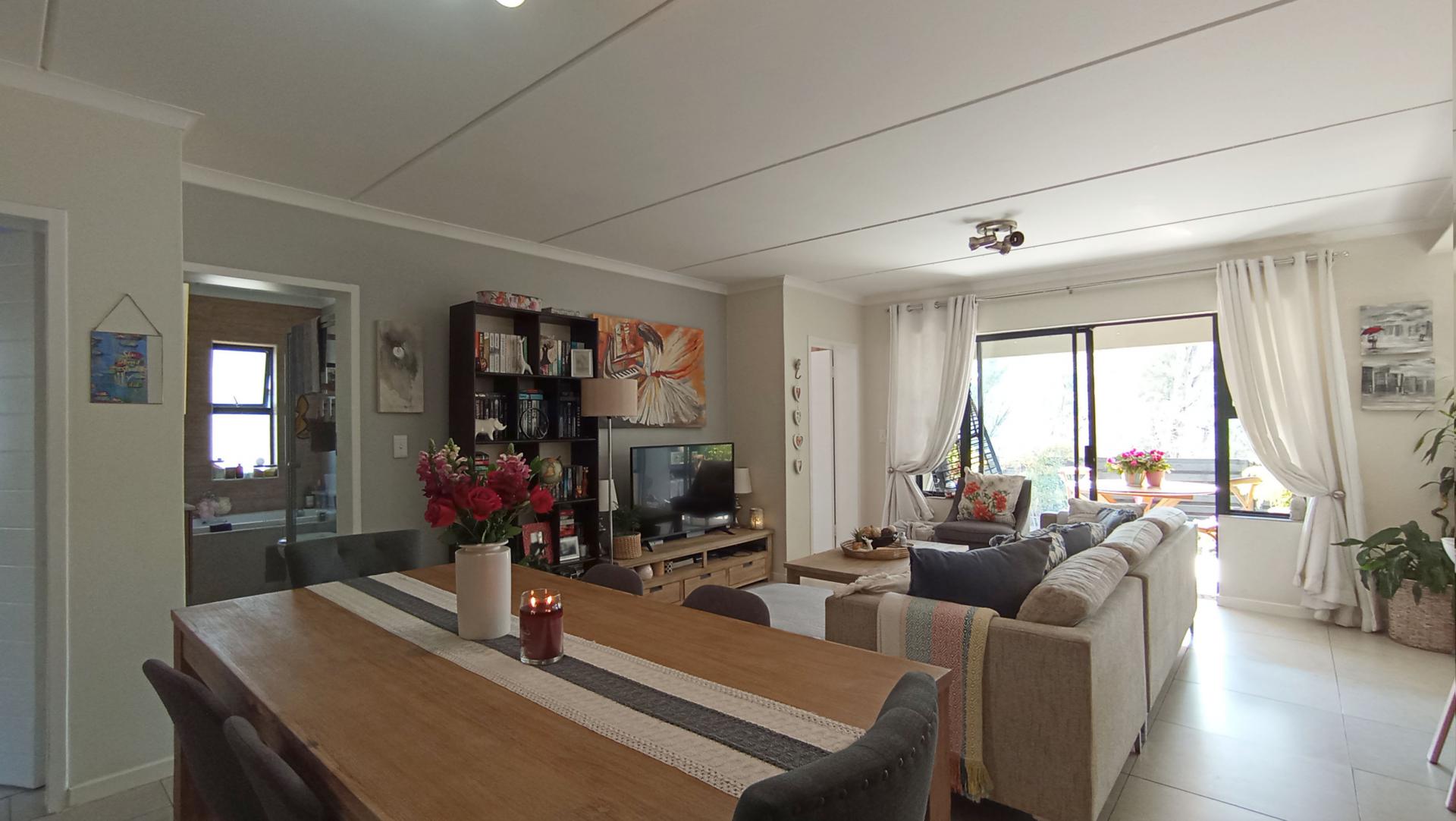 Dining Room - 14 square meters of property in Longlake 