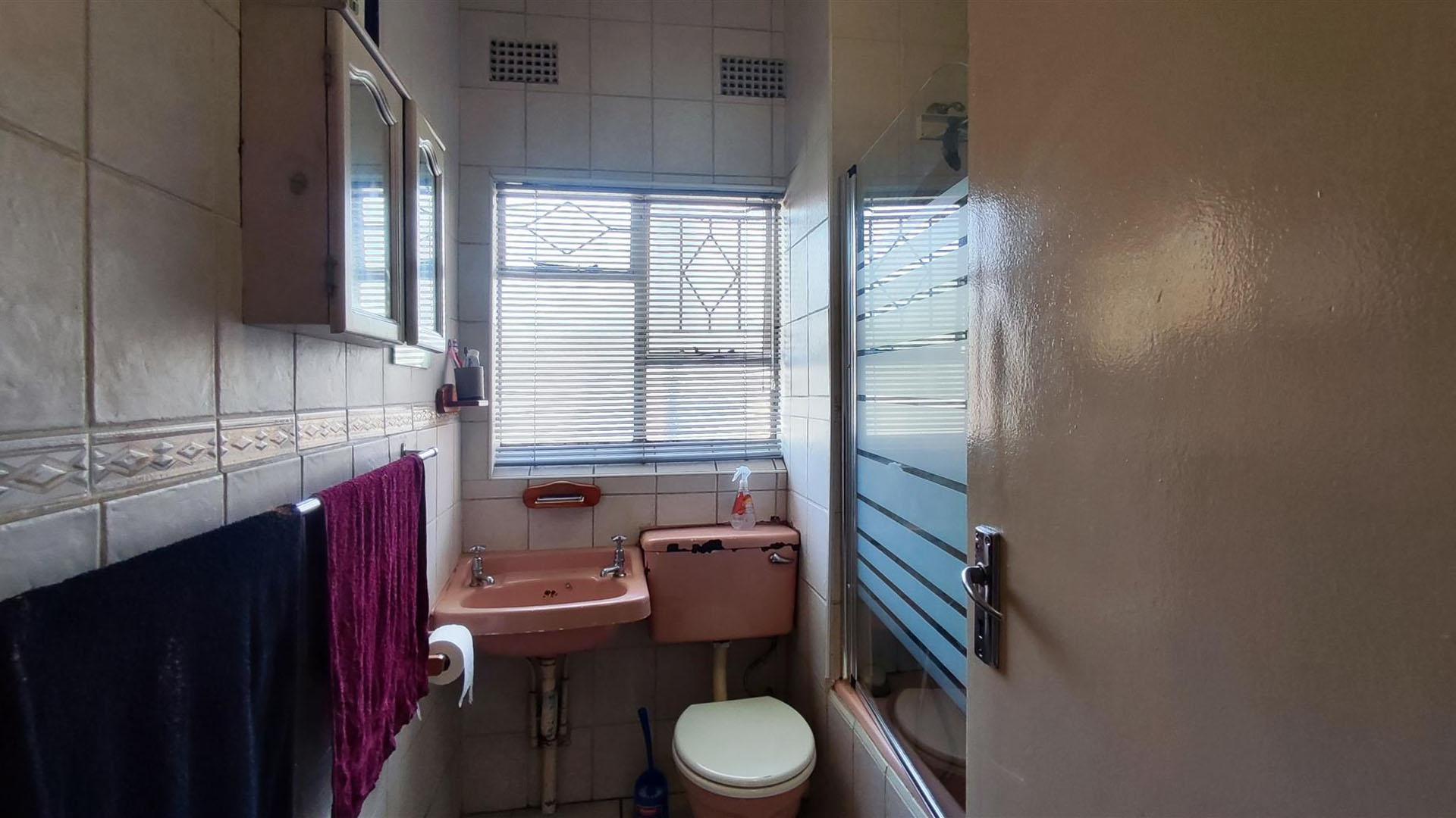 Bathroom 1 - 5 square meters of property in Kempton Park