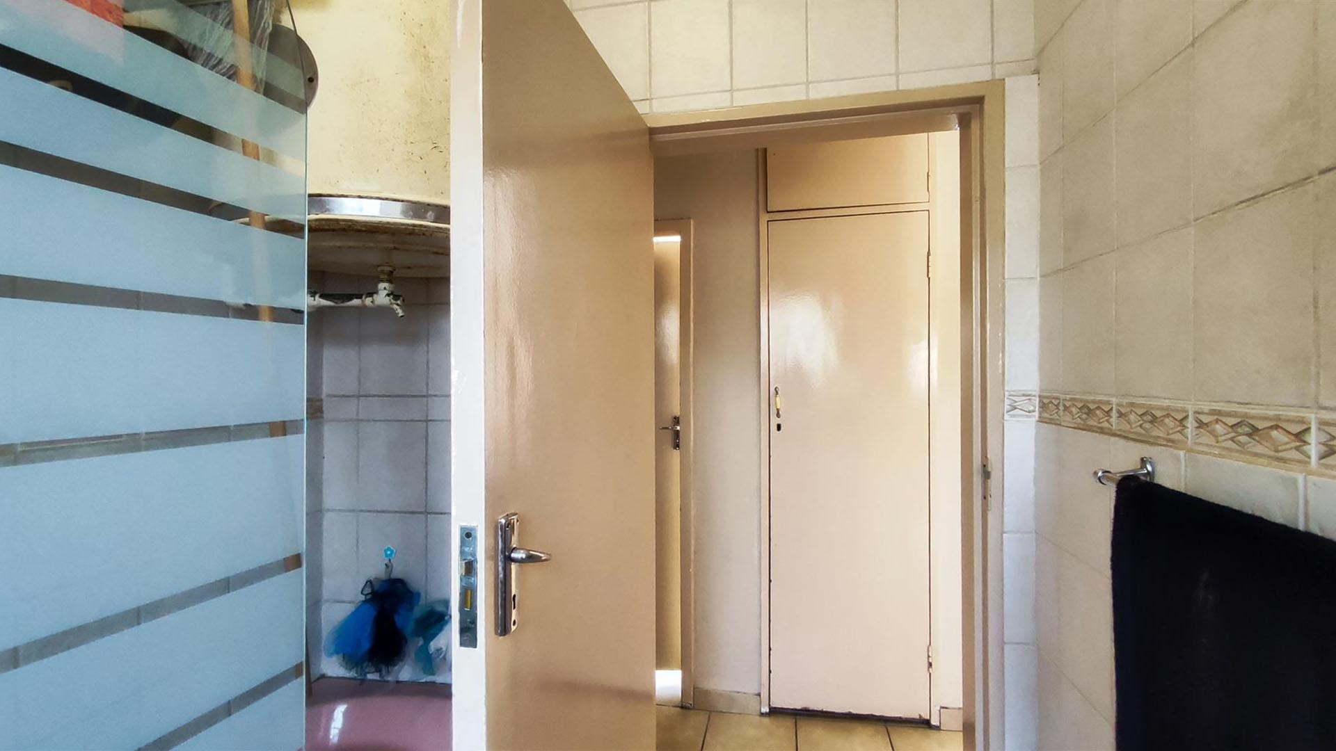 Bathroom 1 - 5 square meters of property in Kempton Park