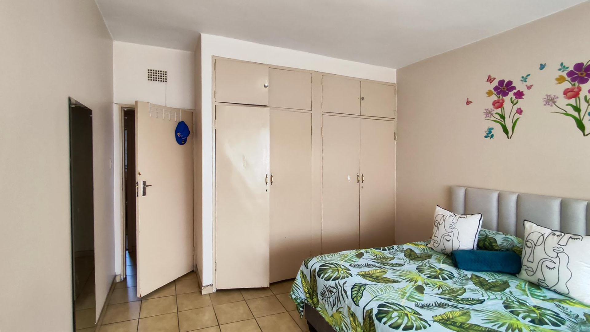 Bed Room 1 - 17 square meters of property in Kempton Park