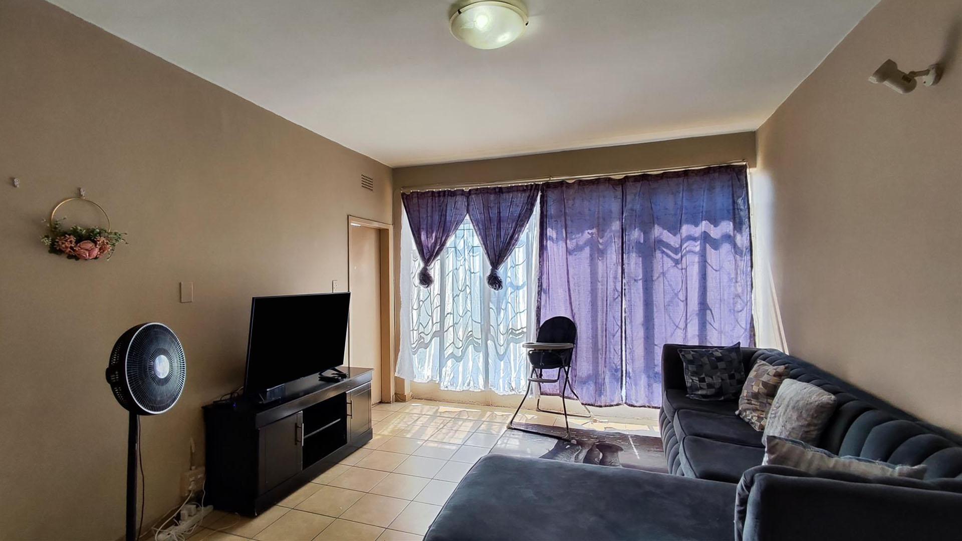 Lounges - 19 square meters of property in Kempton Park