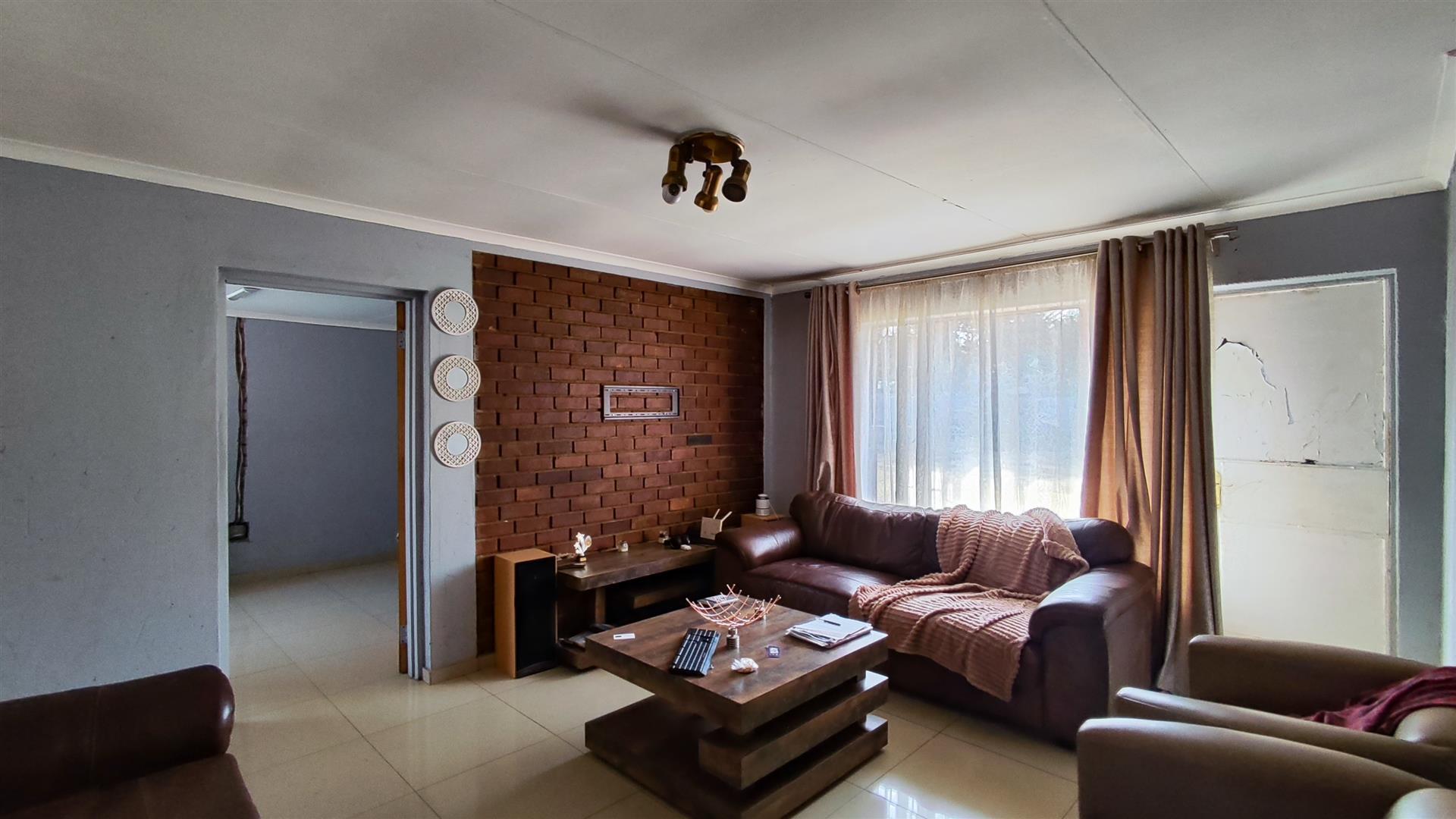 Lounges - 17 square meters of property in Brakpan