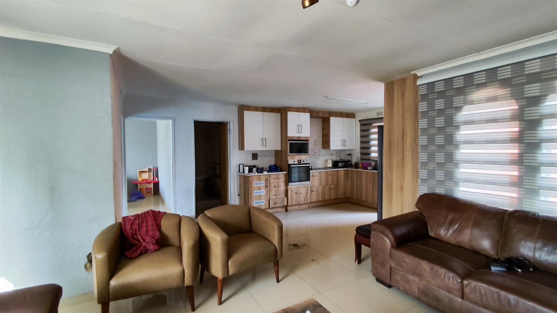 Lounges - 17 square meters of property in Brakpan