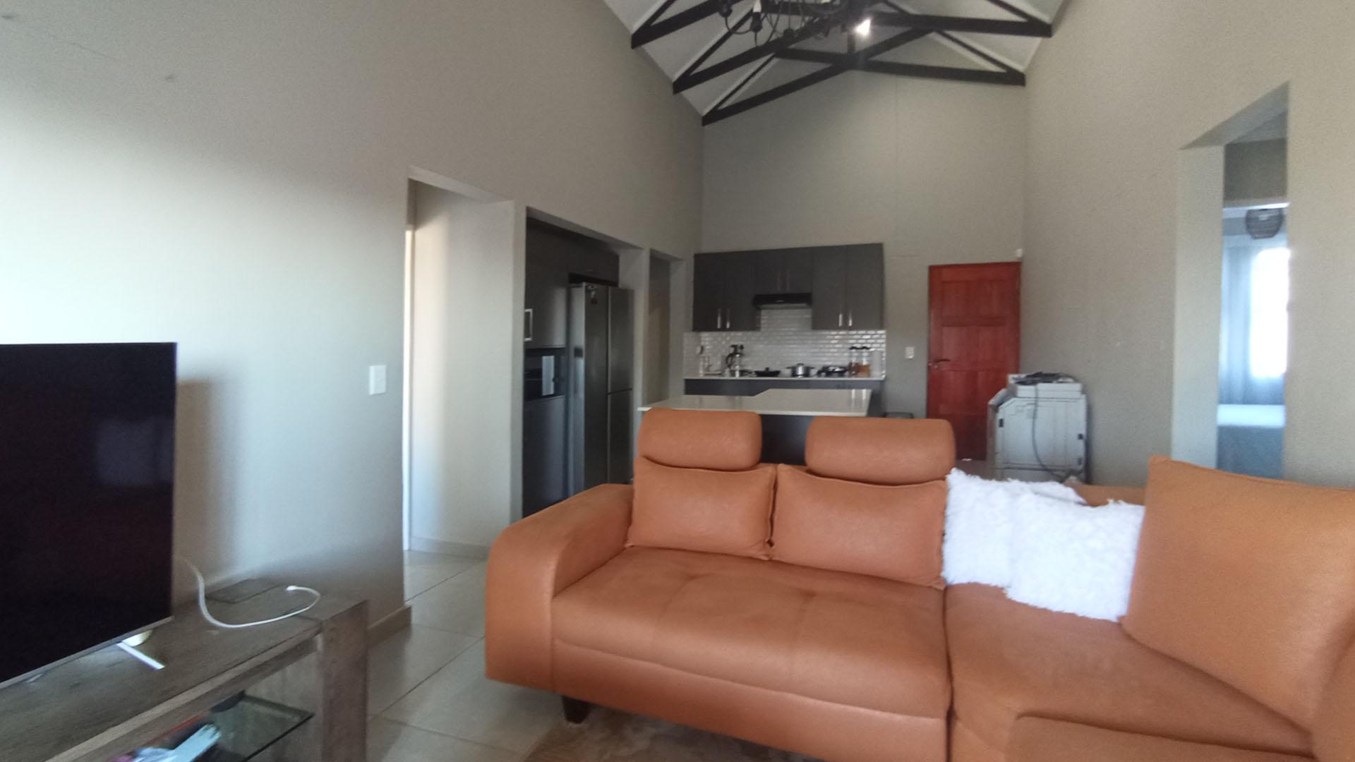 Lounges - 15 square meters of property in Montana