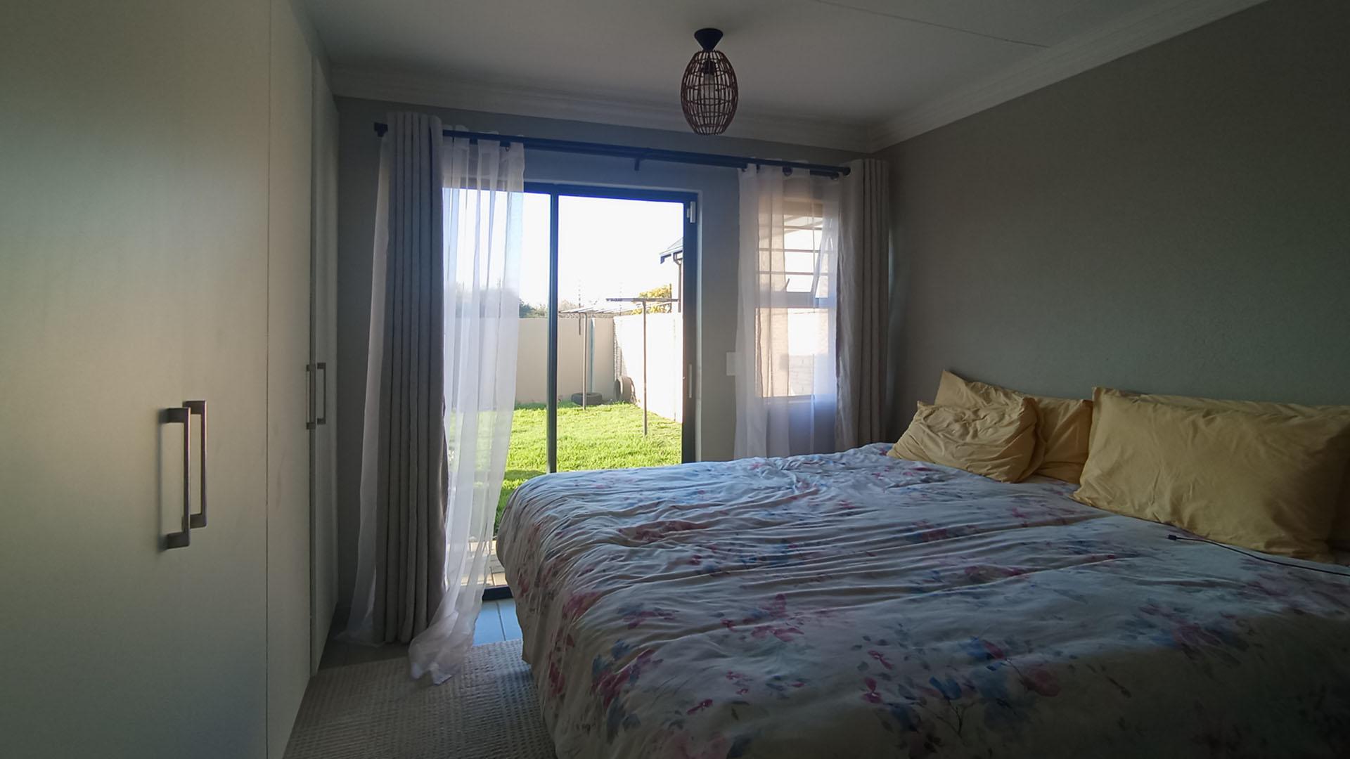 Main Bedroom - 14 square meters of property in Montana