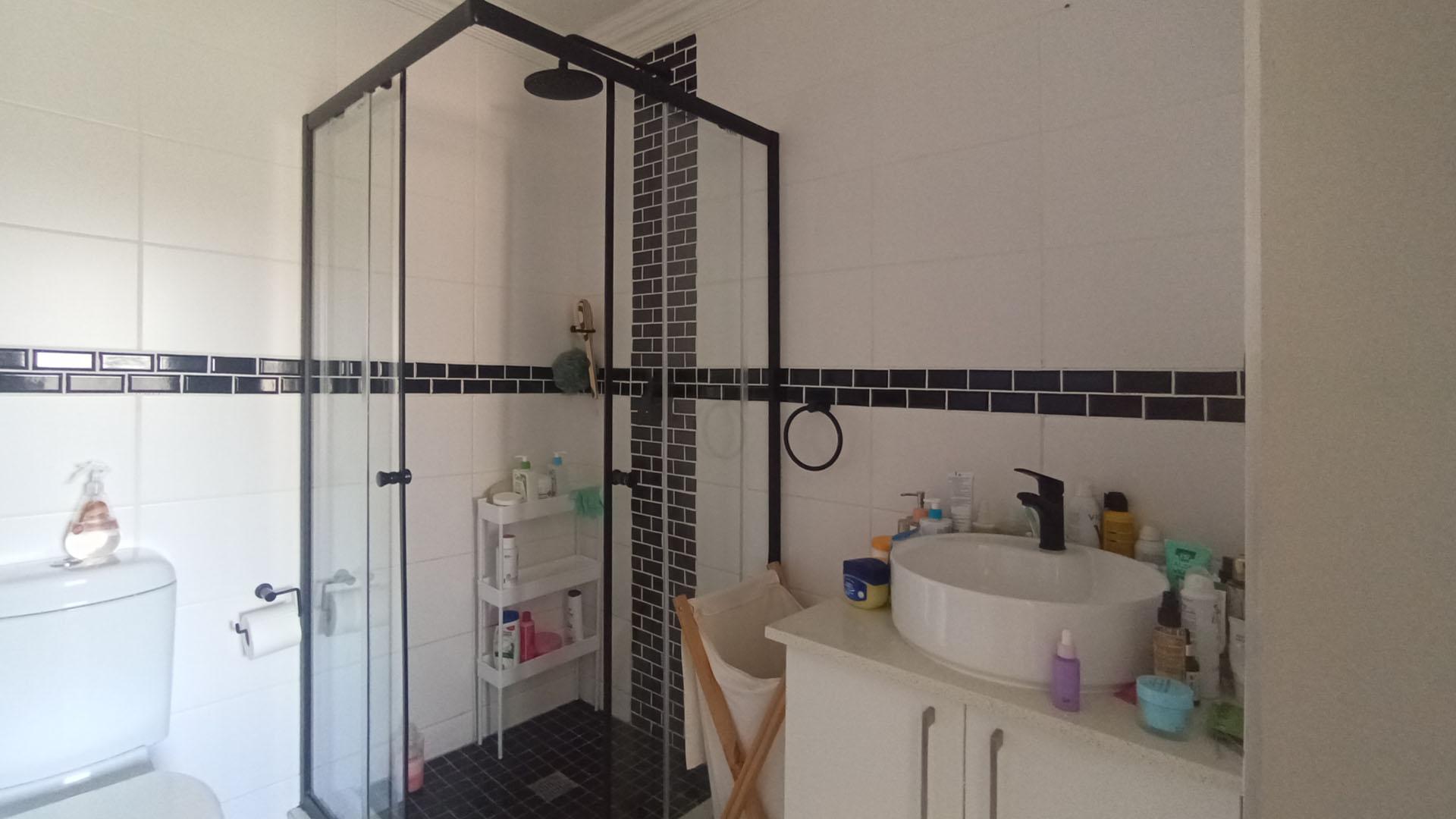 Main Bathroom - 6 square meters of property in Montana