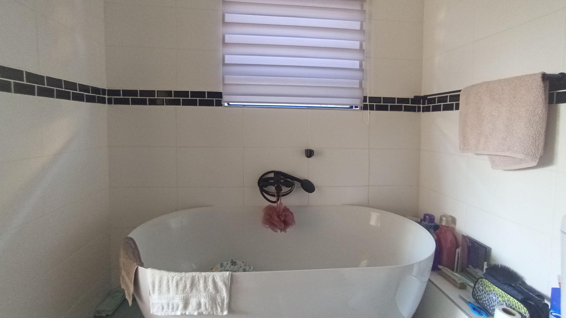 Main Bathroom - 6 square meters of property in Montana