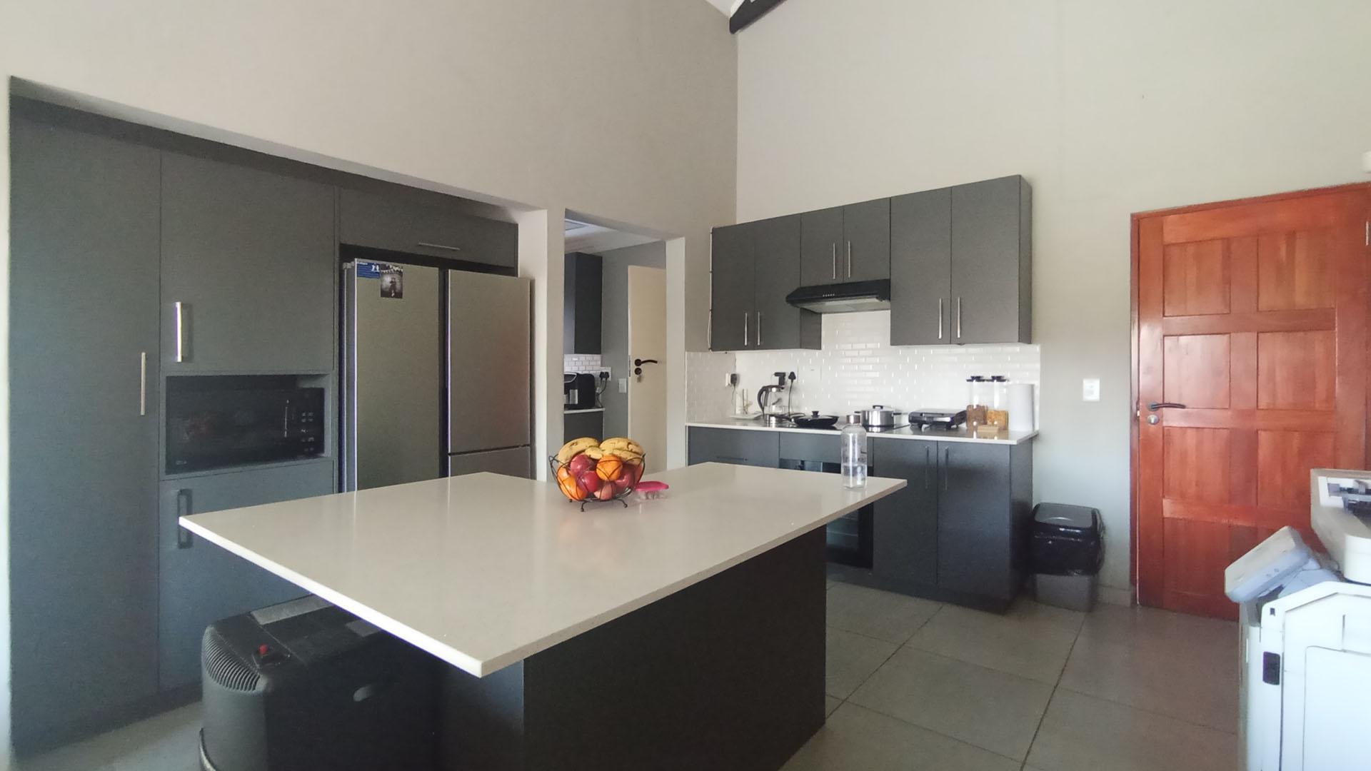 Kitchen - 17 square meters of property in Montana