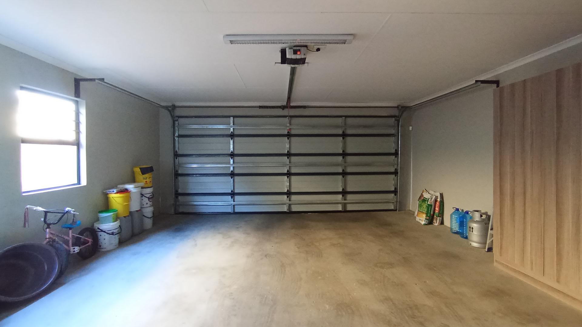 Garage - 40 square meters of property in Montana