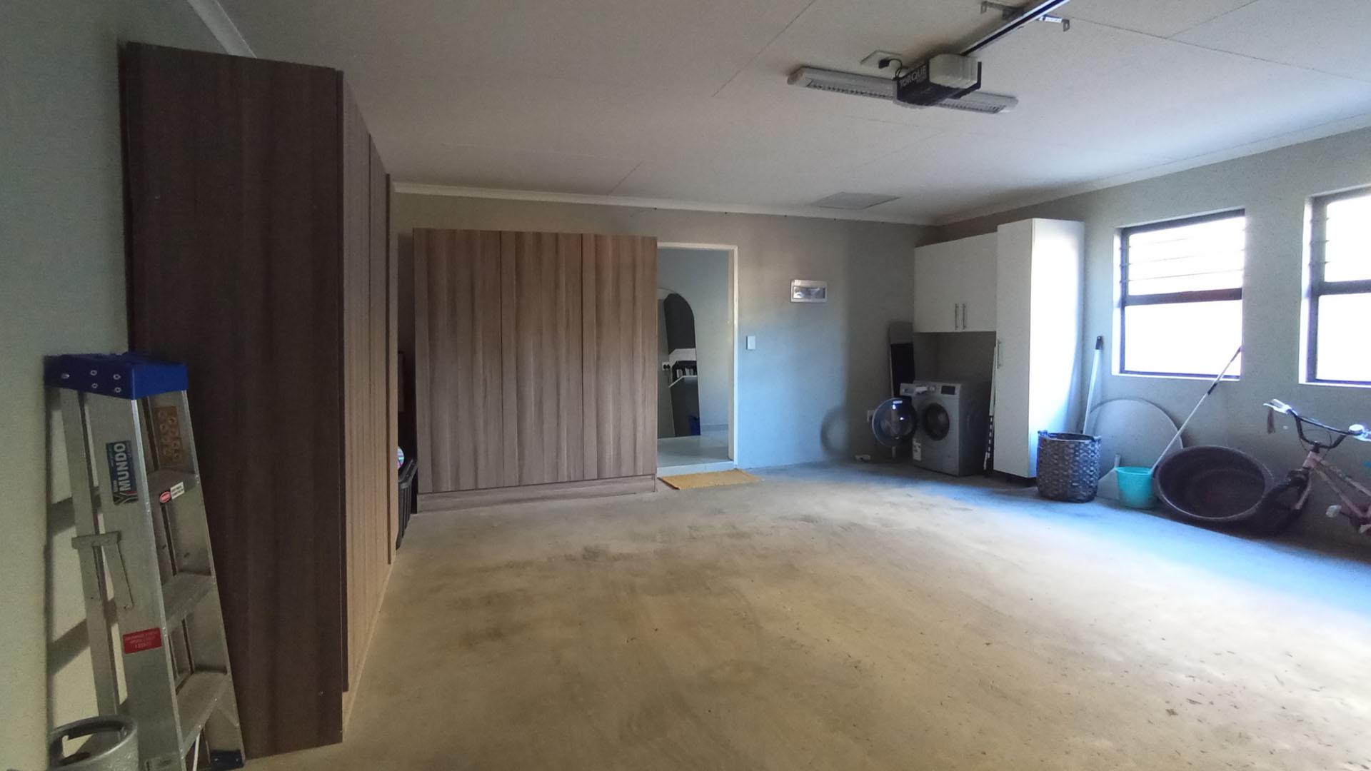 Garage - 40 square meters of property in Montana