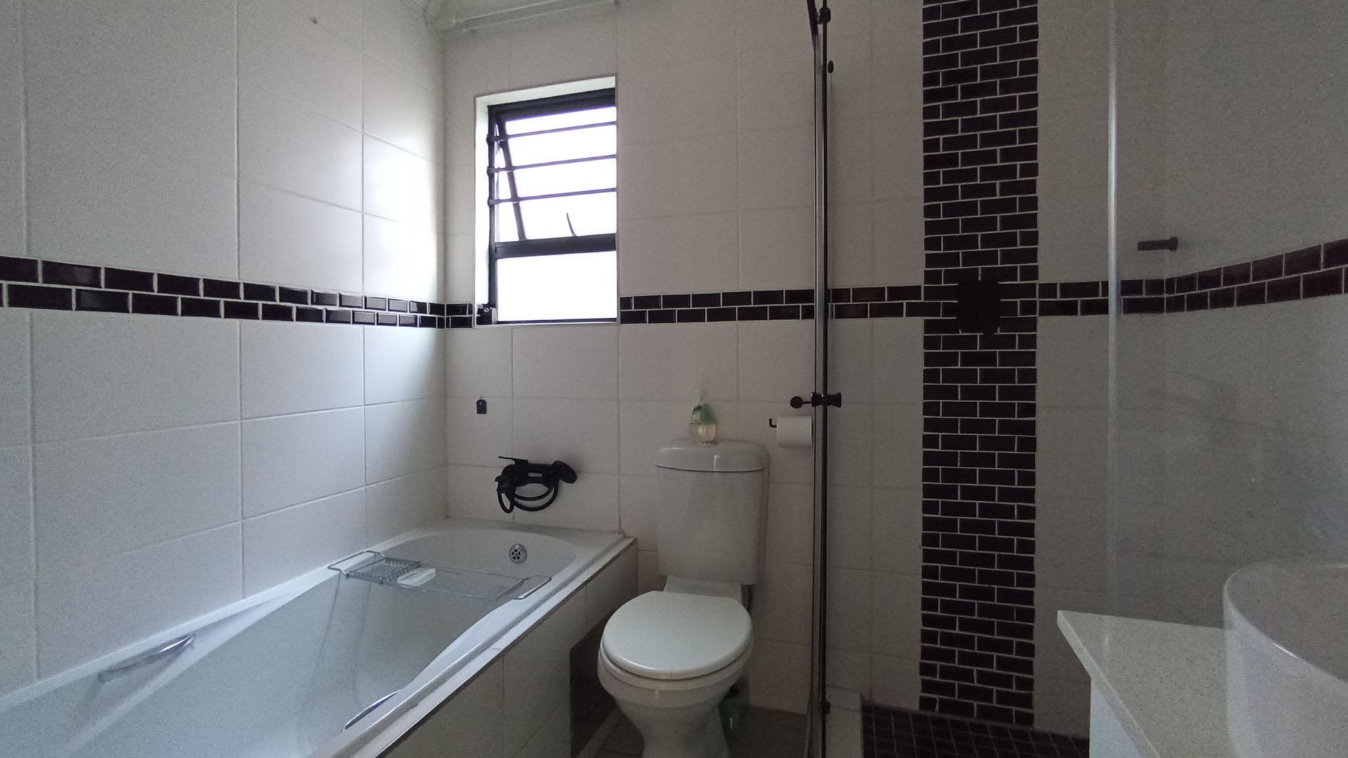 Bathroom 1 - 5 square meters of property in Montana