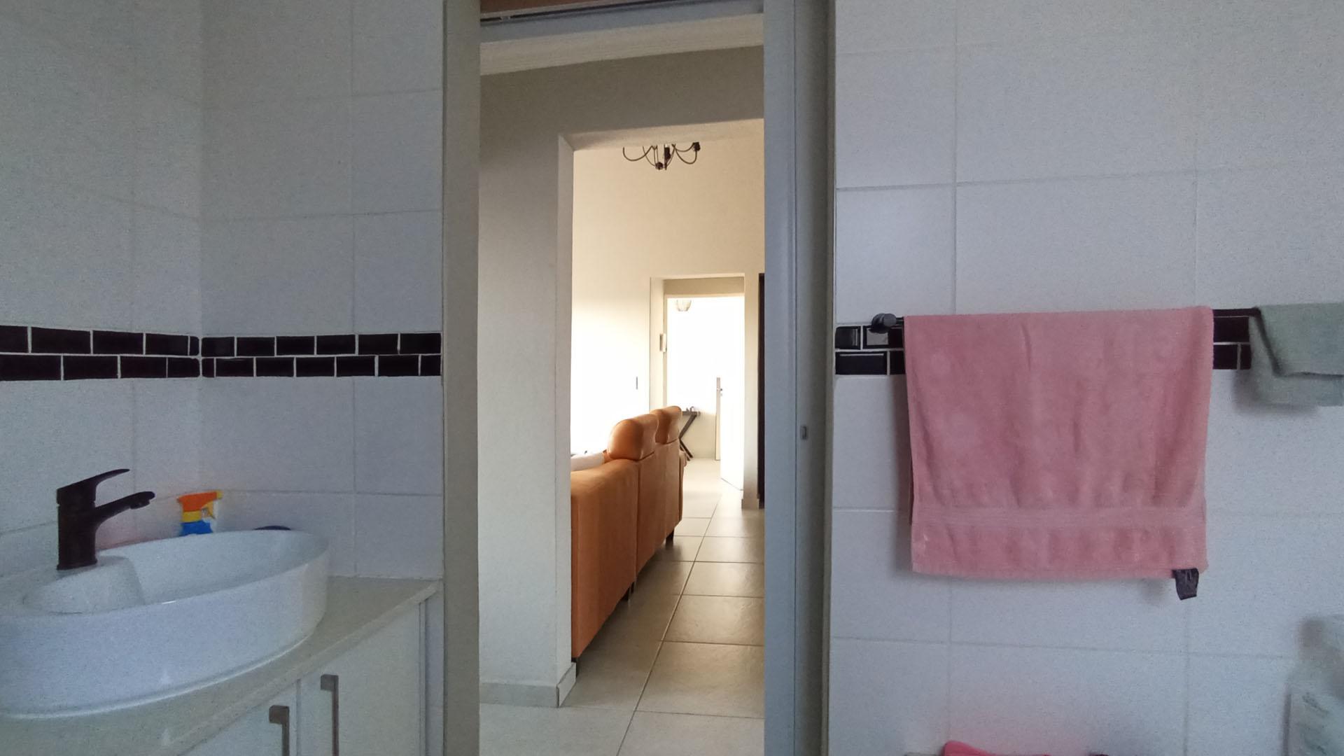 Bathroom 1 - 5 square meters of property in Montana