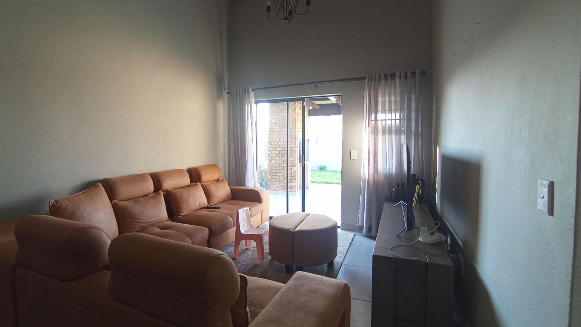 Lounges - 15 square meters of property in Montana