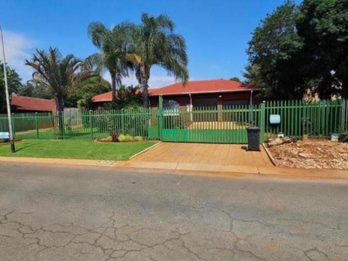 4 Bedroom House for Sale For Sale in Eldoraigne - MR688448