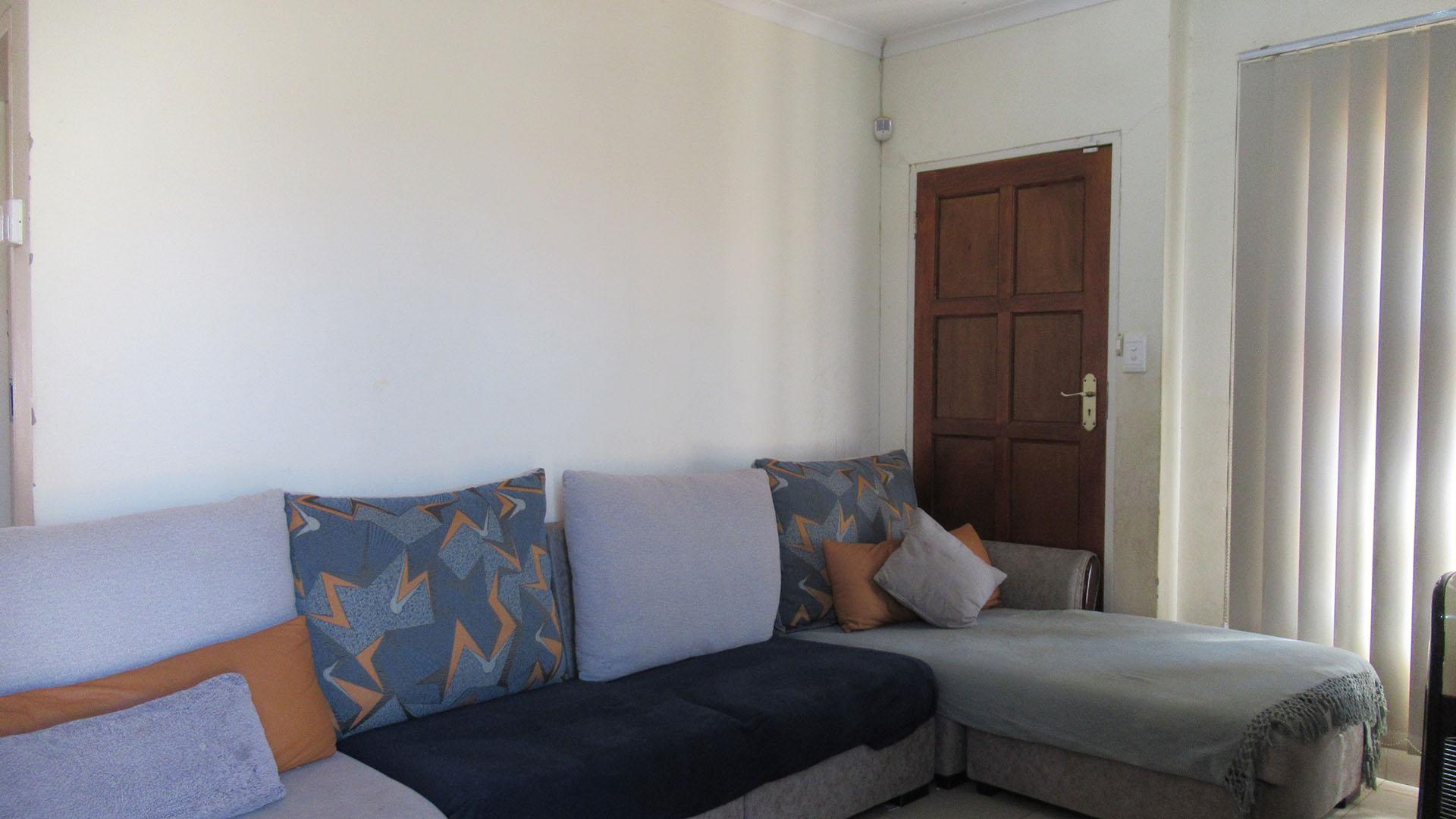 Lounges - 11 square meters of property in Roodepoort
