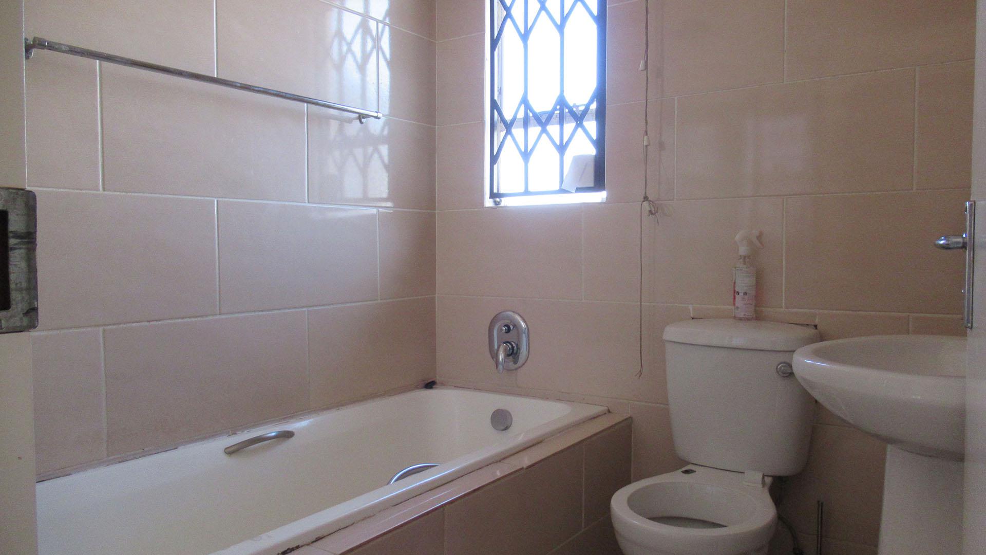 Bathroom 1 - 4 square meters of property in Roodepoort