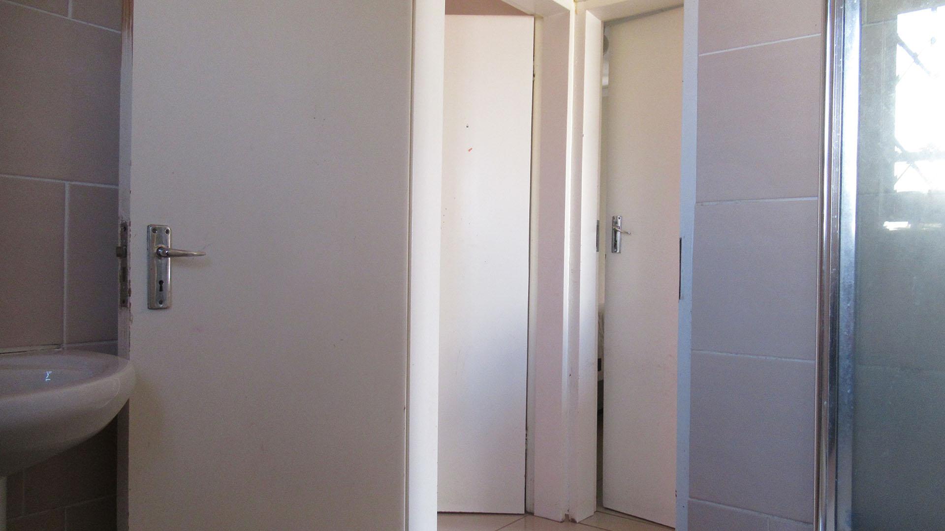 Bathroom 1 - 4 square meters of property in Roodepoort