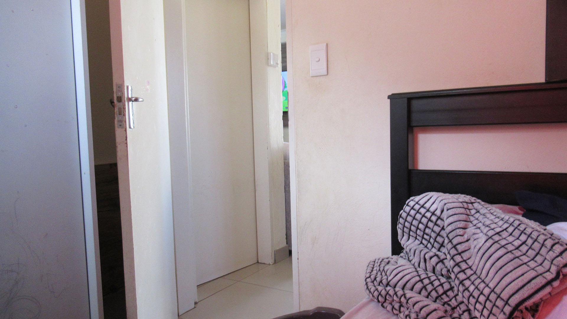 Bed Room 1 - 6 square meters of property in Roodepoort