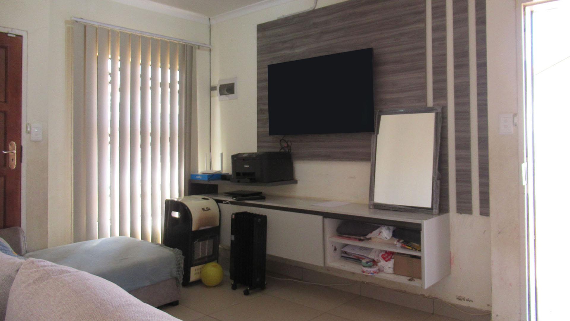 Lounges - 11 square meters of property in Roodepoort