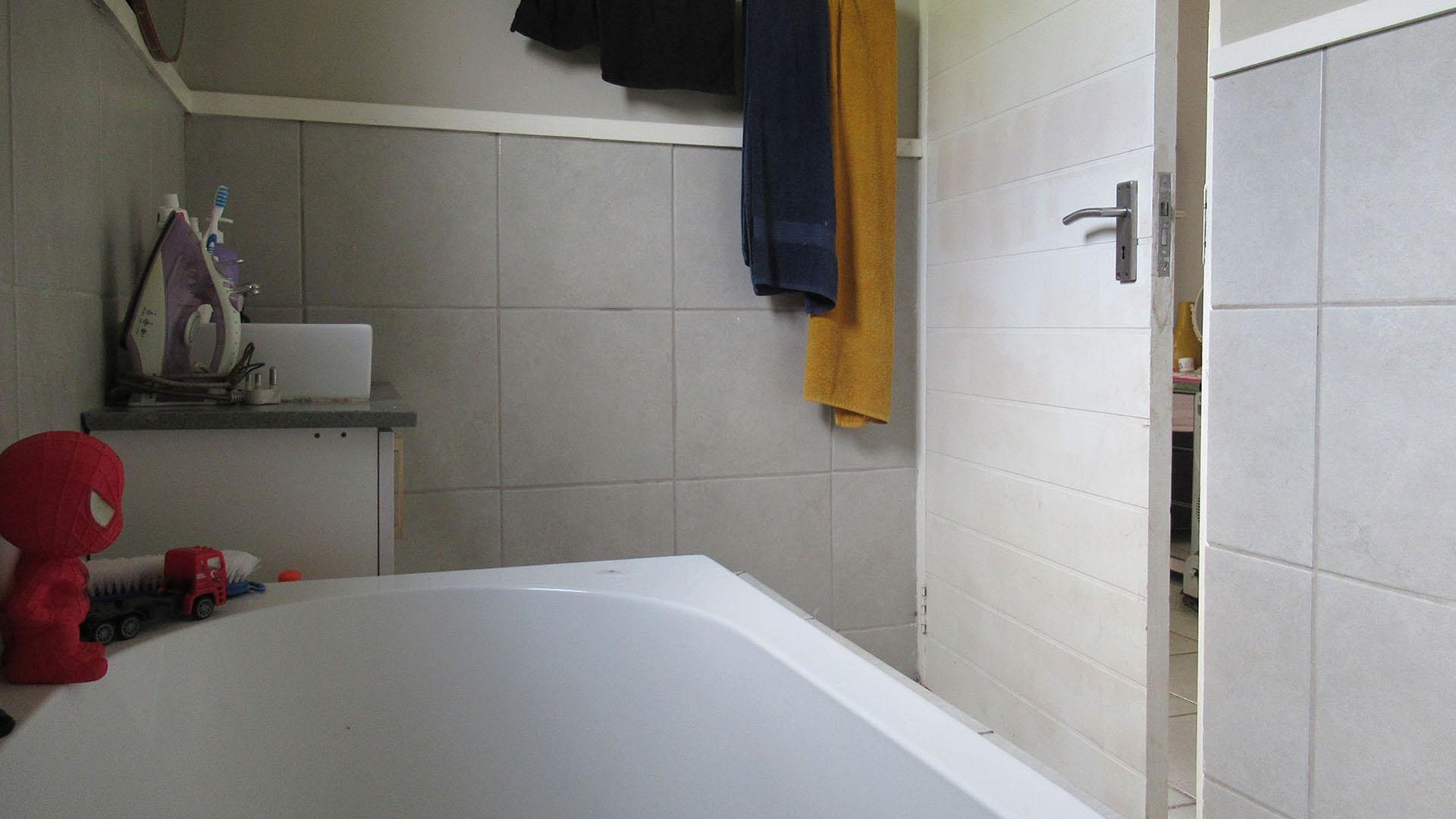 Bathroom 1 - 5 square meters of property in South Hills