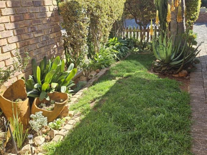 2 Bedroom Simplex for Sale For Sale in Glenvista - MR688498