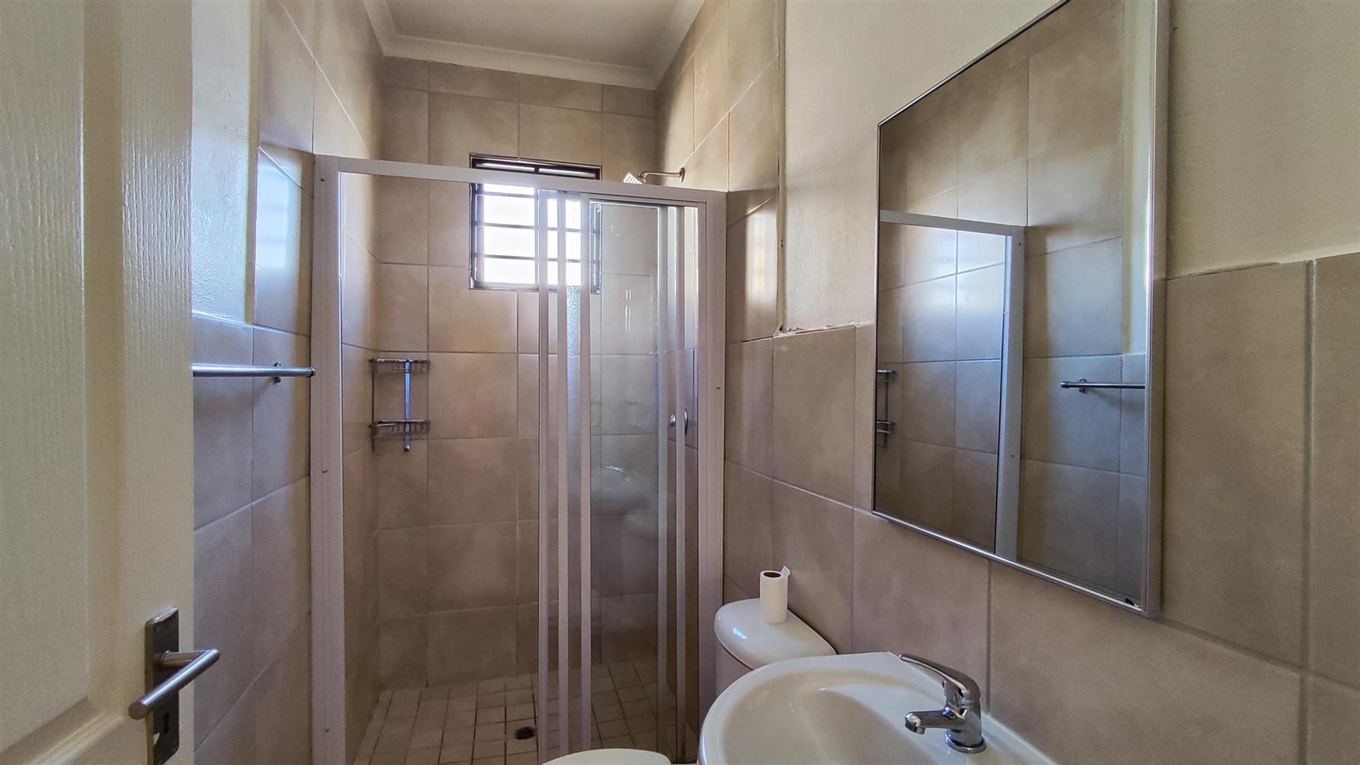 Main Bathroom - 4 square meters of property in Brentwood Park AH