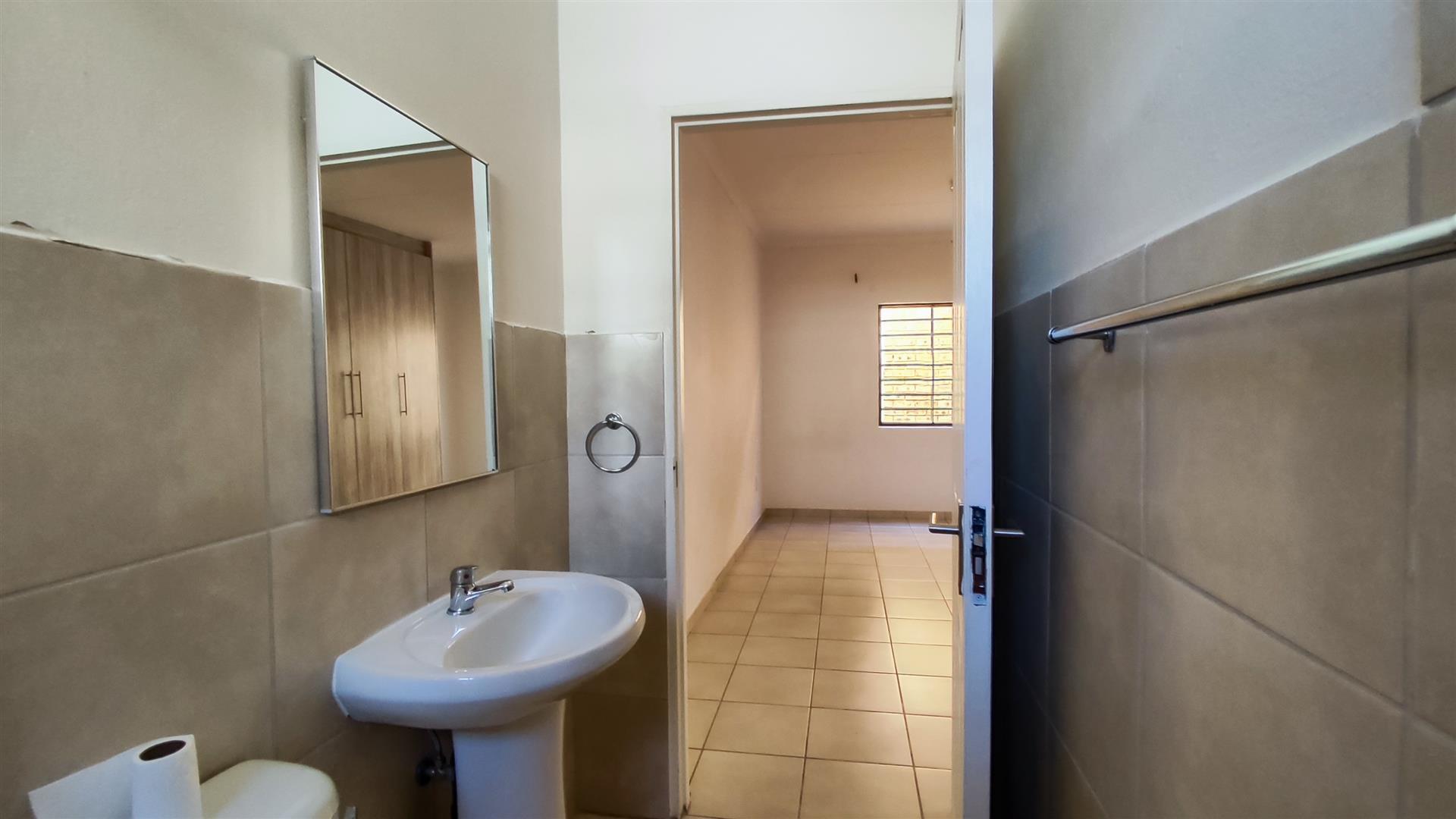 Main Bathroom - 4 square meters of property in Brentwood Park AH