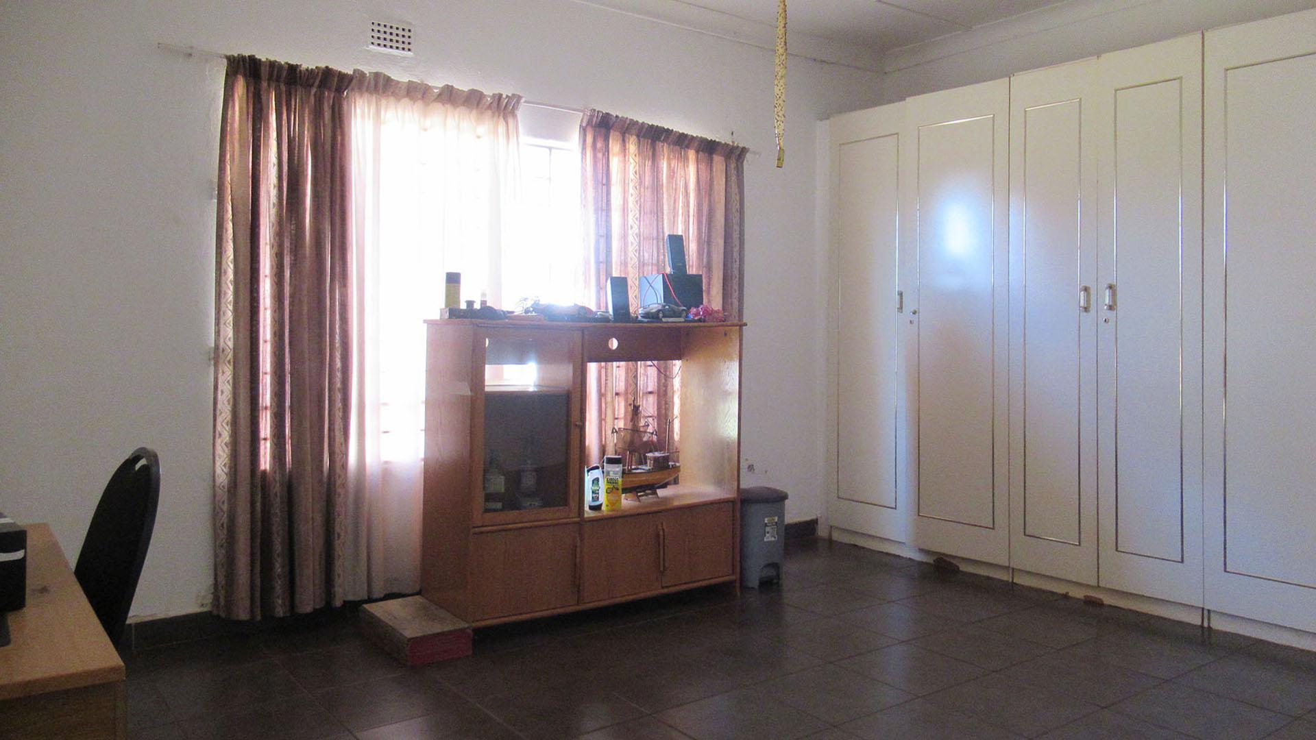 Bed Room 1 - 20 square meters of property in Wolfelea AH