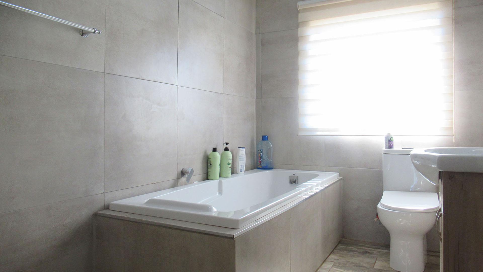 Bathroom 1 - 7 square meters of property in Wolfelea AH