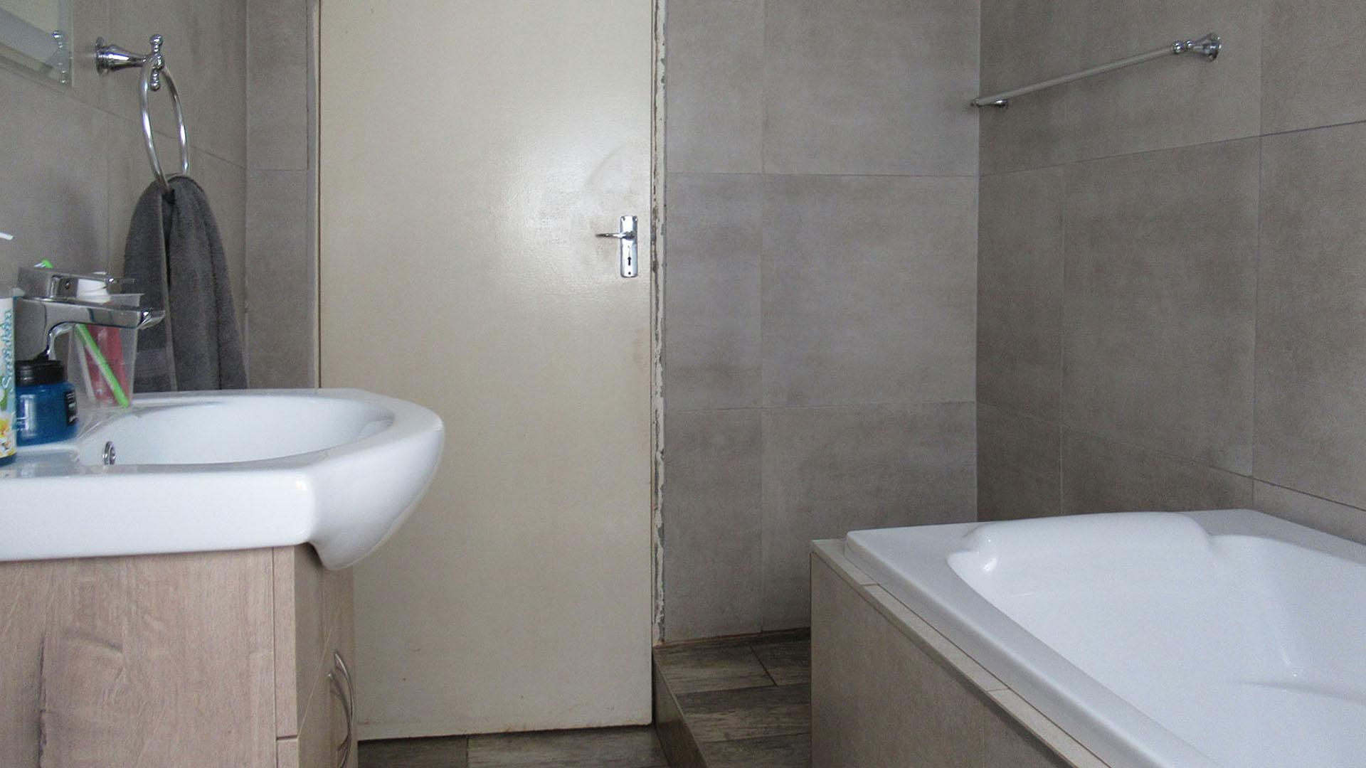 Bathroom 1 - 7 square meters of property in Wolfelea AH